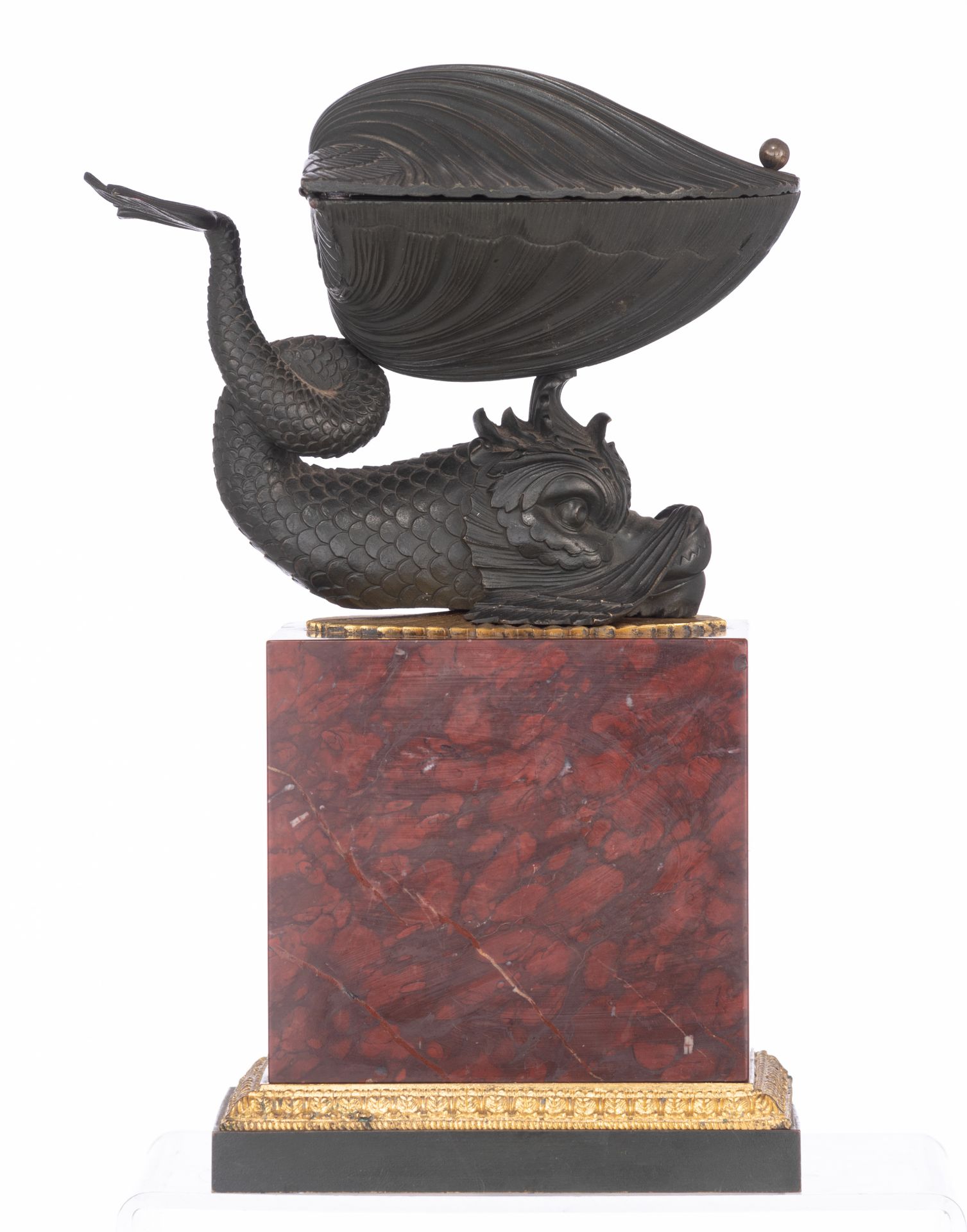 A fine French Restoration ink well, a patinated bronze dolphin holding a shell containing the writin - Bild 5 aus 12