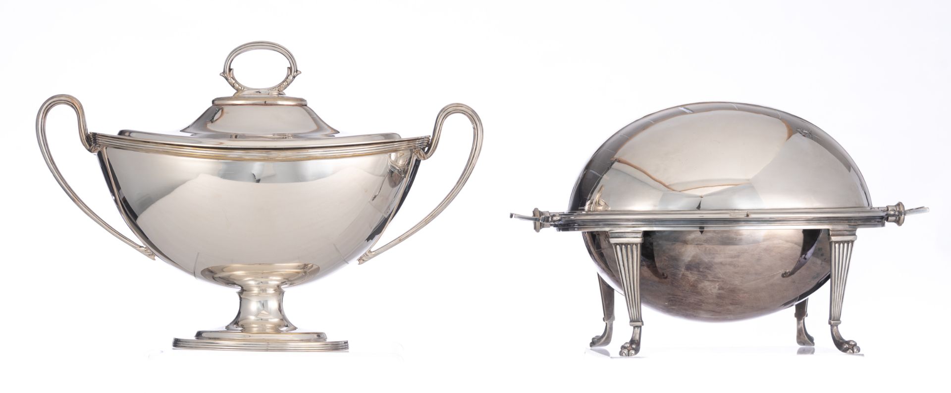 A Neoclassical Sheffield silver-plated tureen, maker's mark William Hutton & Son, 19th / 20thC, W 36 - Image 4 of 56