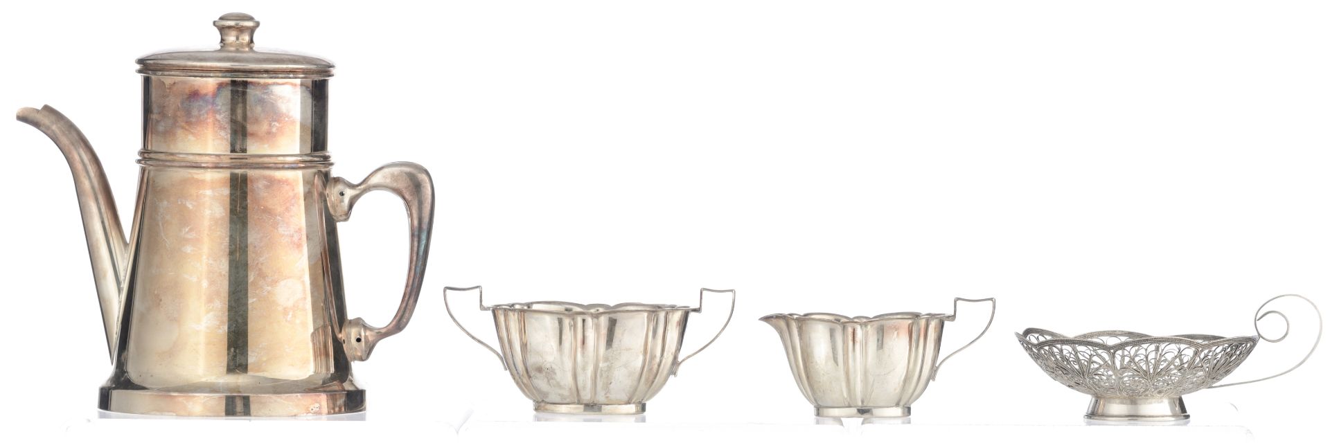 A charming lot of silver-plated tableware consisting of an English Edwardian EPNS double shell-shape - Image 6 of 14