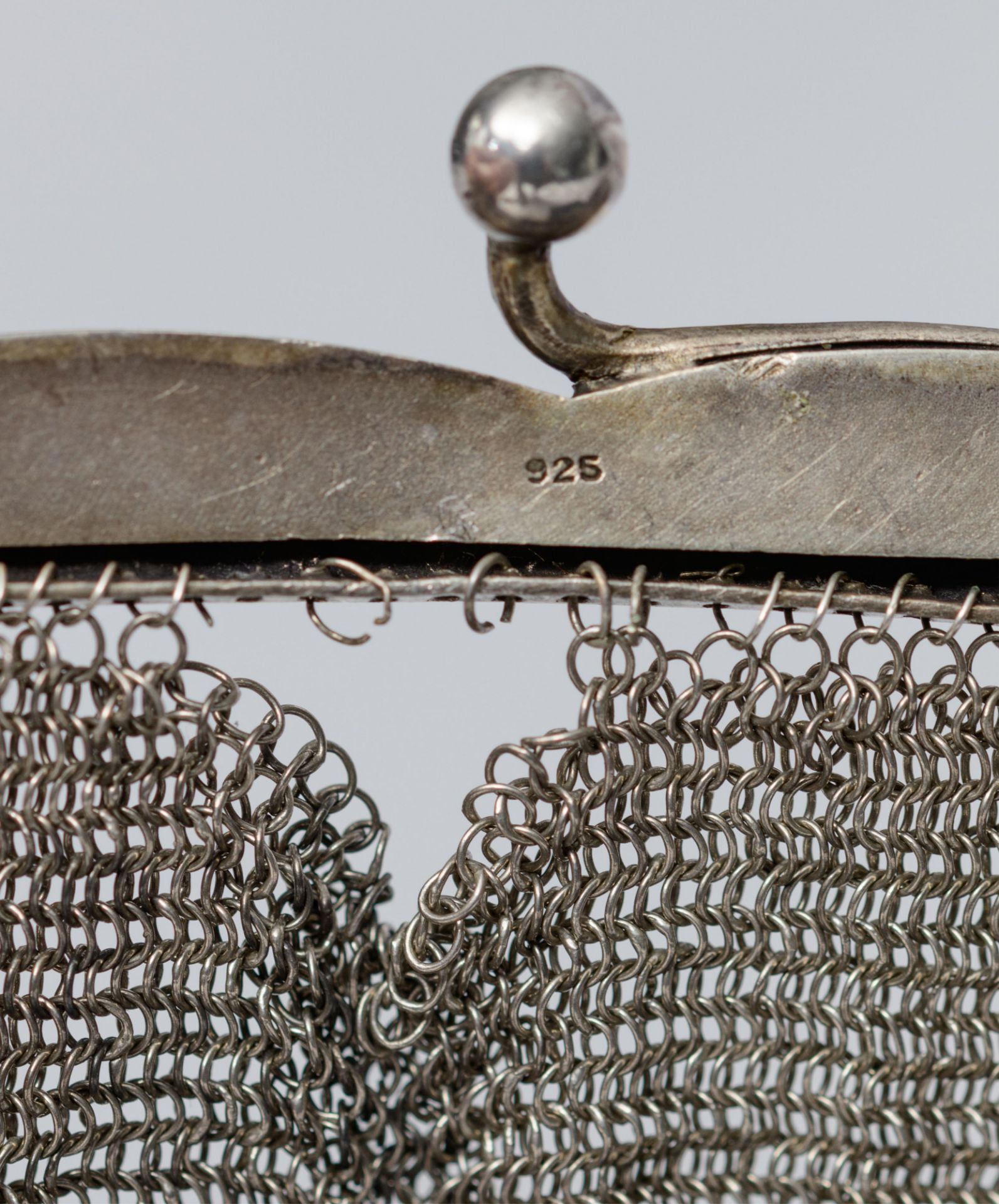 A collection of 13 silver mesh Belle epoque flapper purses and one ditto smaller purse, with various - Image 27 of 32