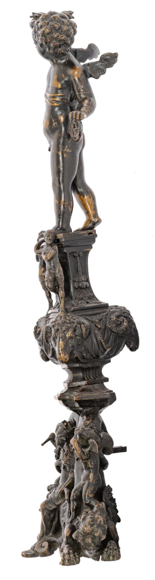 An impressive pair of Renaissance style patinated bronze andirons, topped with winged putti above an - Bild 5 aus 7