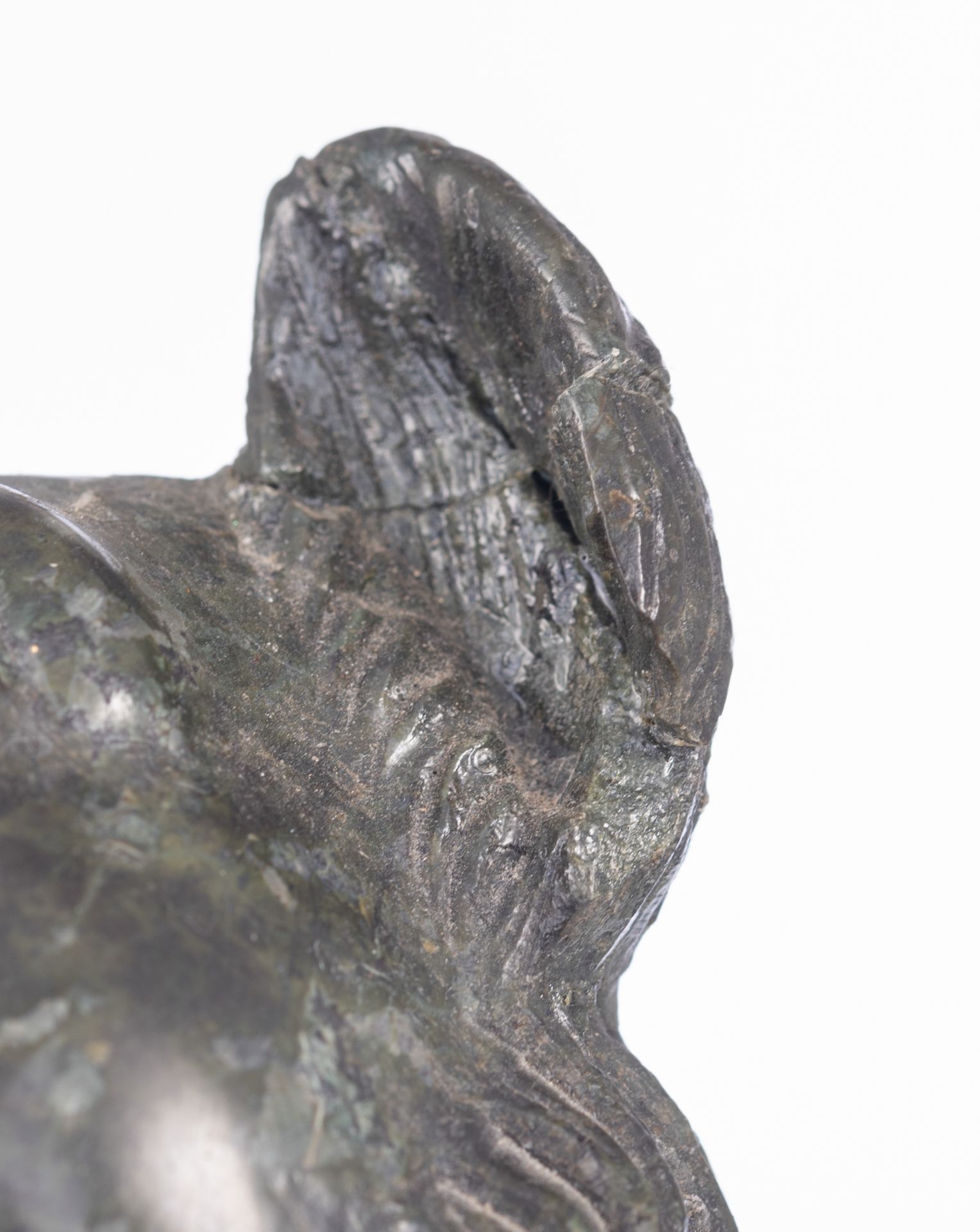 A green serpentine sculpture of a loyal dog, H 31,5 - W 29,5 cm. Added: a fine patinated bronze ange - Image 8 of 10