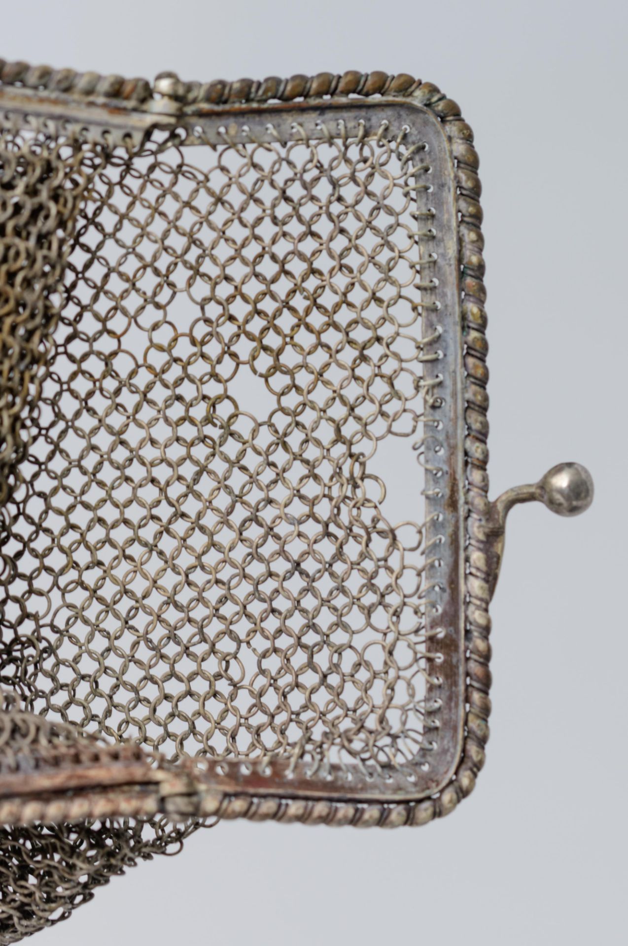 A collection of 13 silver mesh Belle epoque flapper purses and one ditto smaller purse, with various - Image 29 of 32