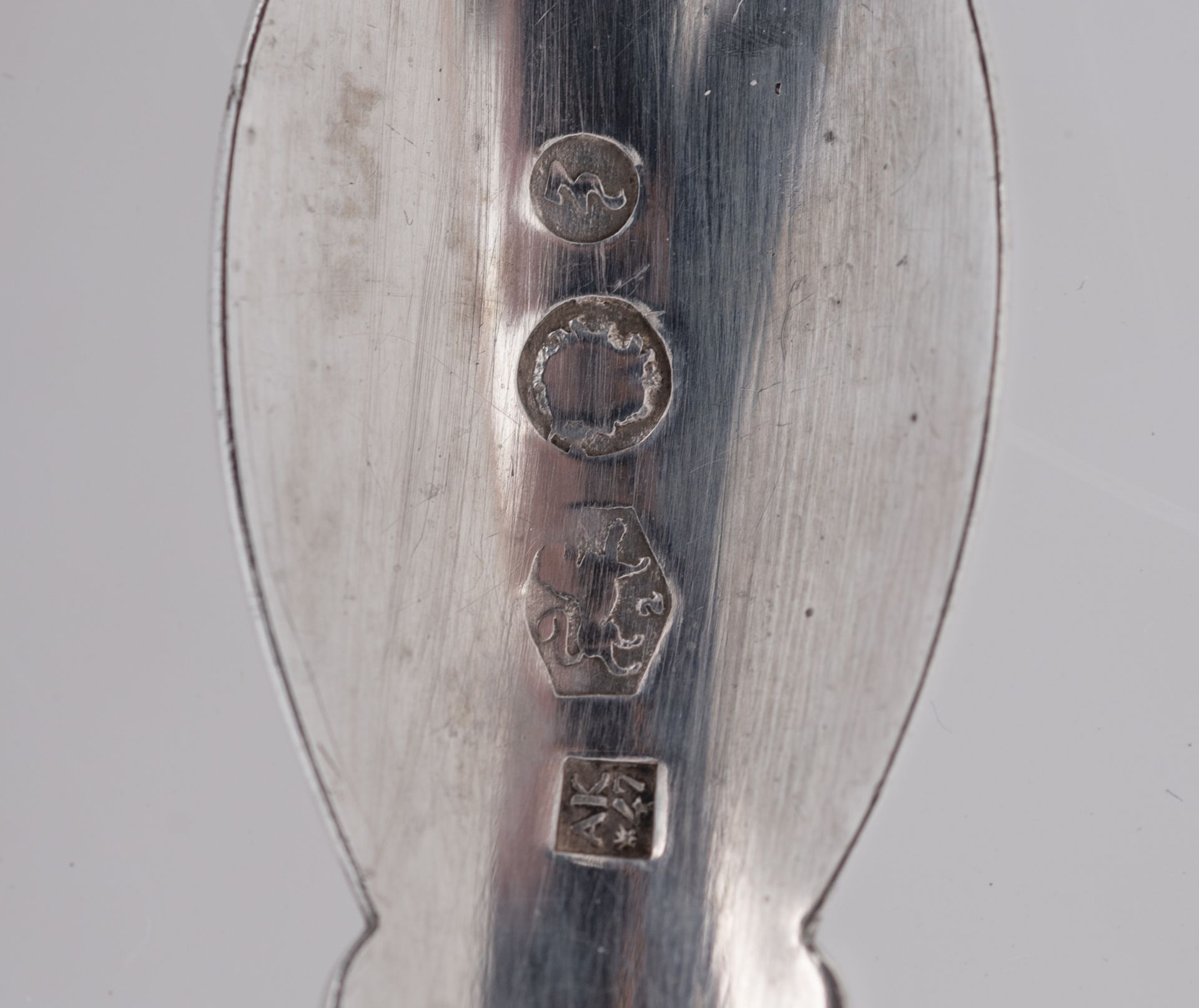 A various collection of English sterling silver spoons, containing: two pair of London hallmarked sa - Image 7 of 14