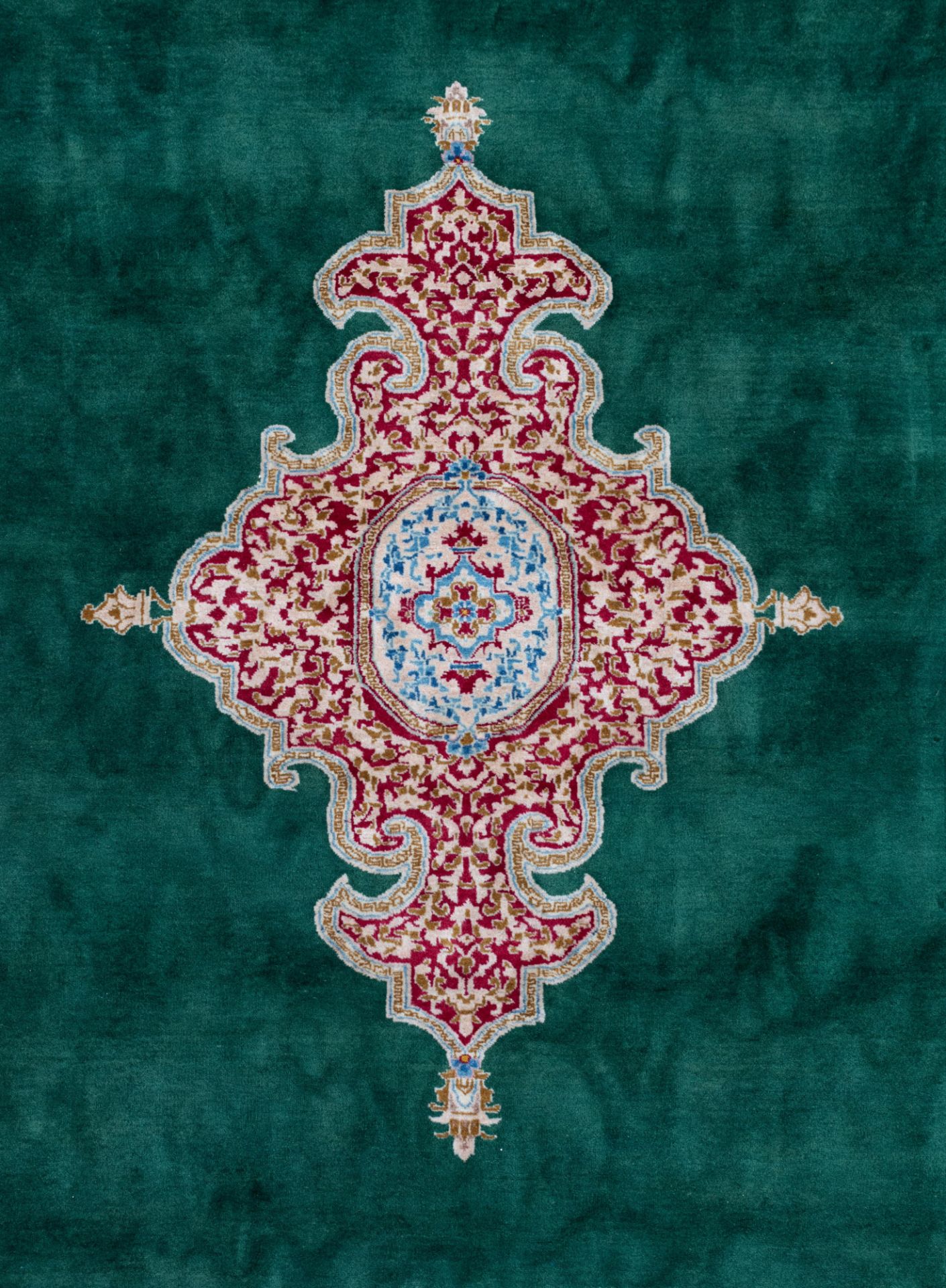 An Oriental woollen rug, decorated with stylized motifs, 300 x 388 cm - Bild 4 aus 5