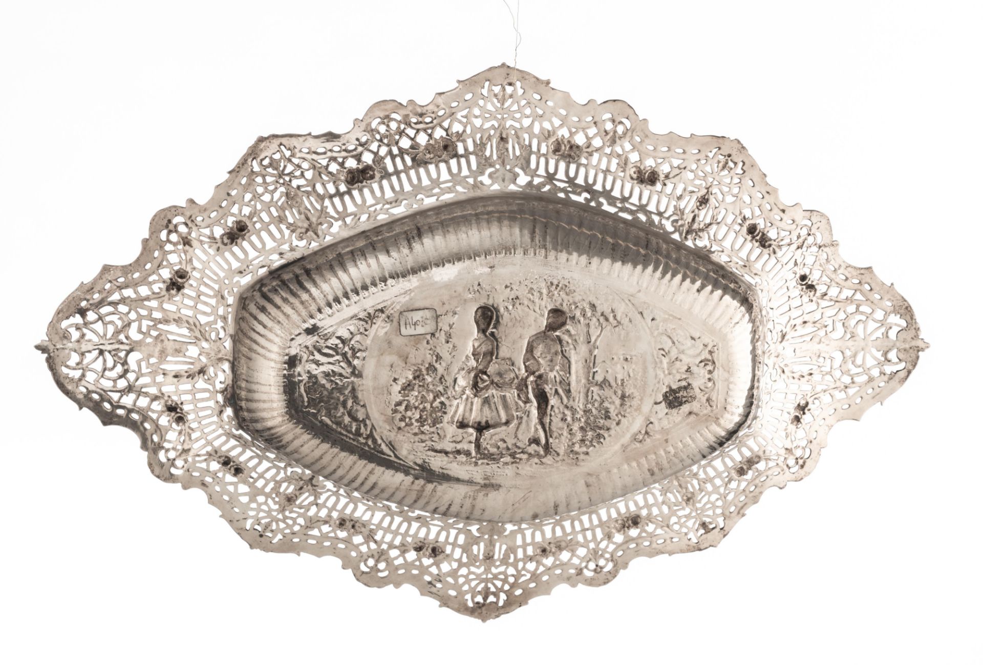 A collection of three silver chargers with ornate repousse pierced work, the well depicting playing - Bild 3 aus 12