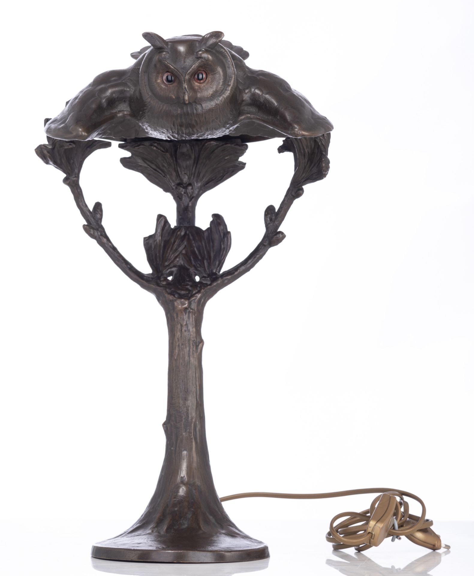A patinated bronze Art Deco table lamp shaped like a flying owl, signed Adolf Joseph Pohl, H 47 cm - Bild 2 aus 9