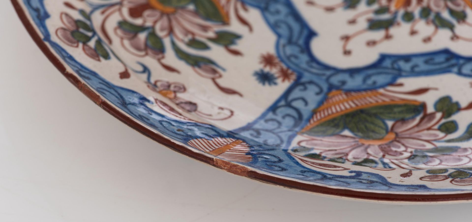 A fine polychrome decorated Dutch Delftware 'Oranje' plate, with inscription 'W.K.H.F.P.V.O.R.' (Wil - Bild 8 aus 9