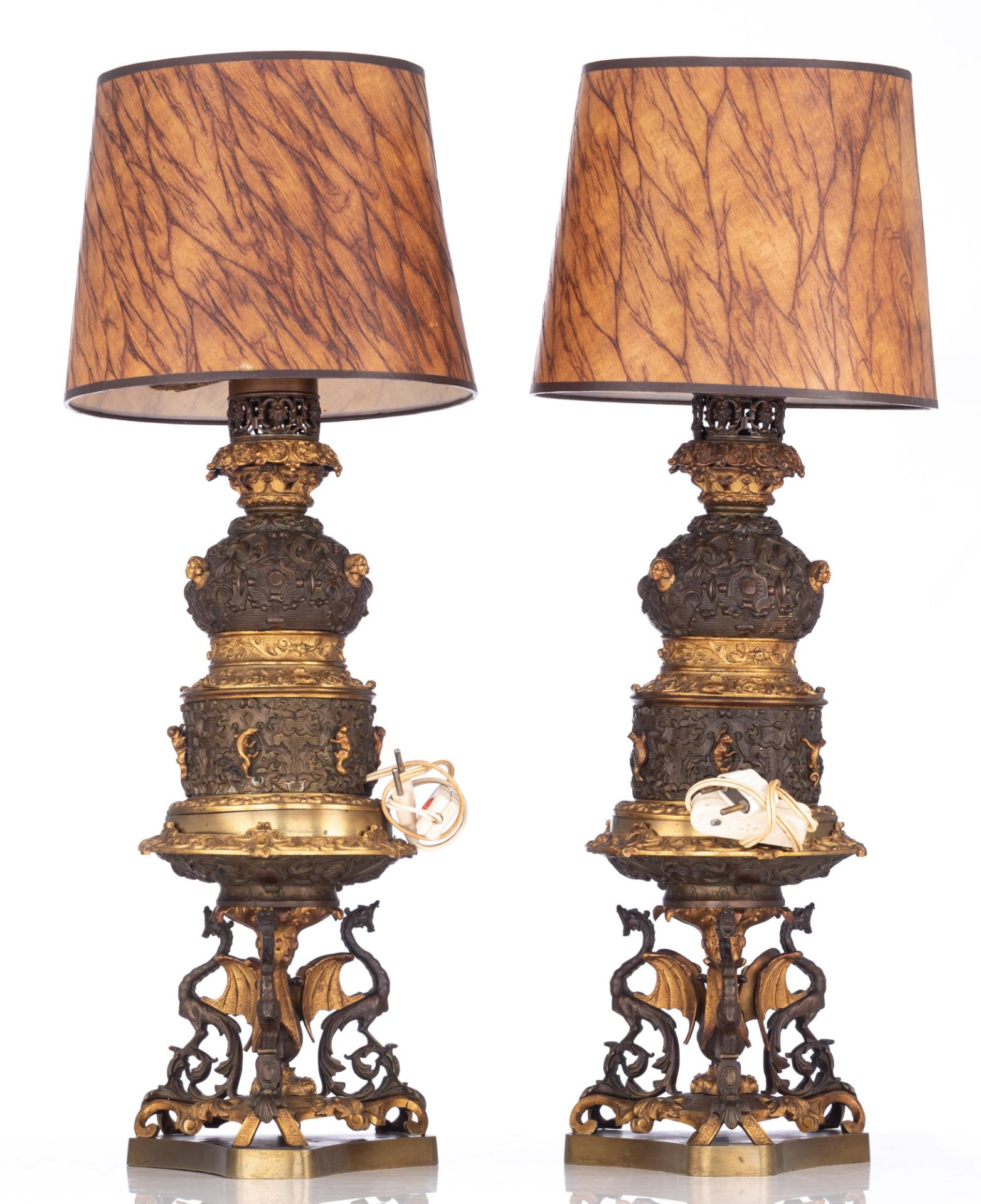 A pair of gilt and patinated bronze Renaissance inspired table lamps, H 67 cm - Bild 4 aus 7