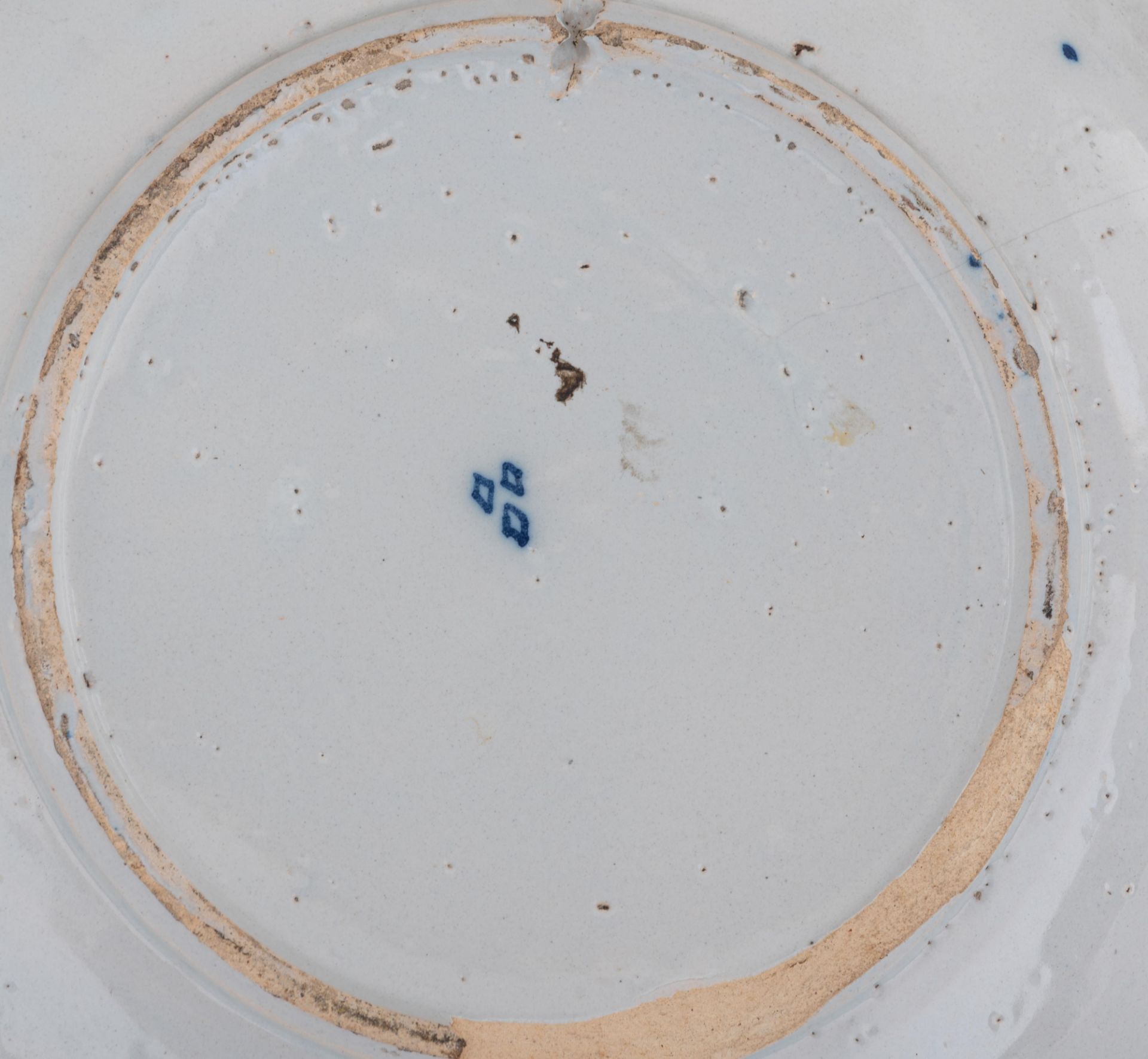 A fine blue and white decorated Dutch Delftware dish, depicting a beauty holding a horn of plenty, 1 - Bild 10 aus 16