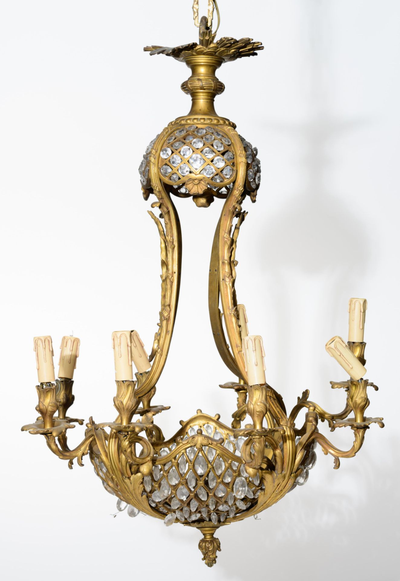 A large Neoclassical gilt bronze 'sac-…-perles' type chandelier, H 85 - › 67 cm - Bild 2 aus 5