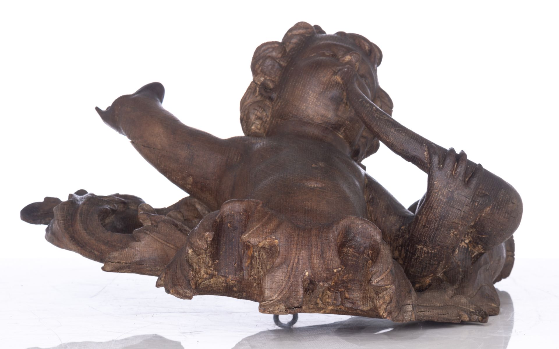 An oak angel blowing the horn of plenty, surrounded by acanthus leaves, 18thC, H 39 - W 44 cm - Bild 5 aus 7