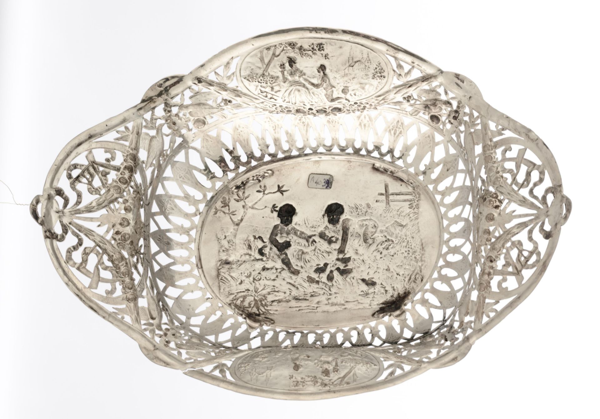 A collection of three silver chargers with ornate repousse pierced work, the well depicting playing - Bild 5 aus 12