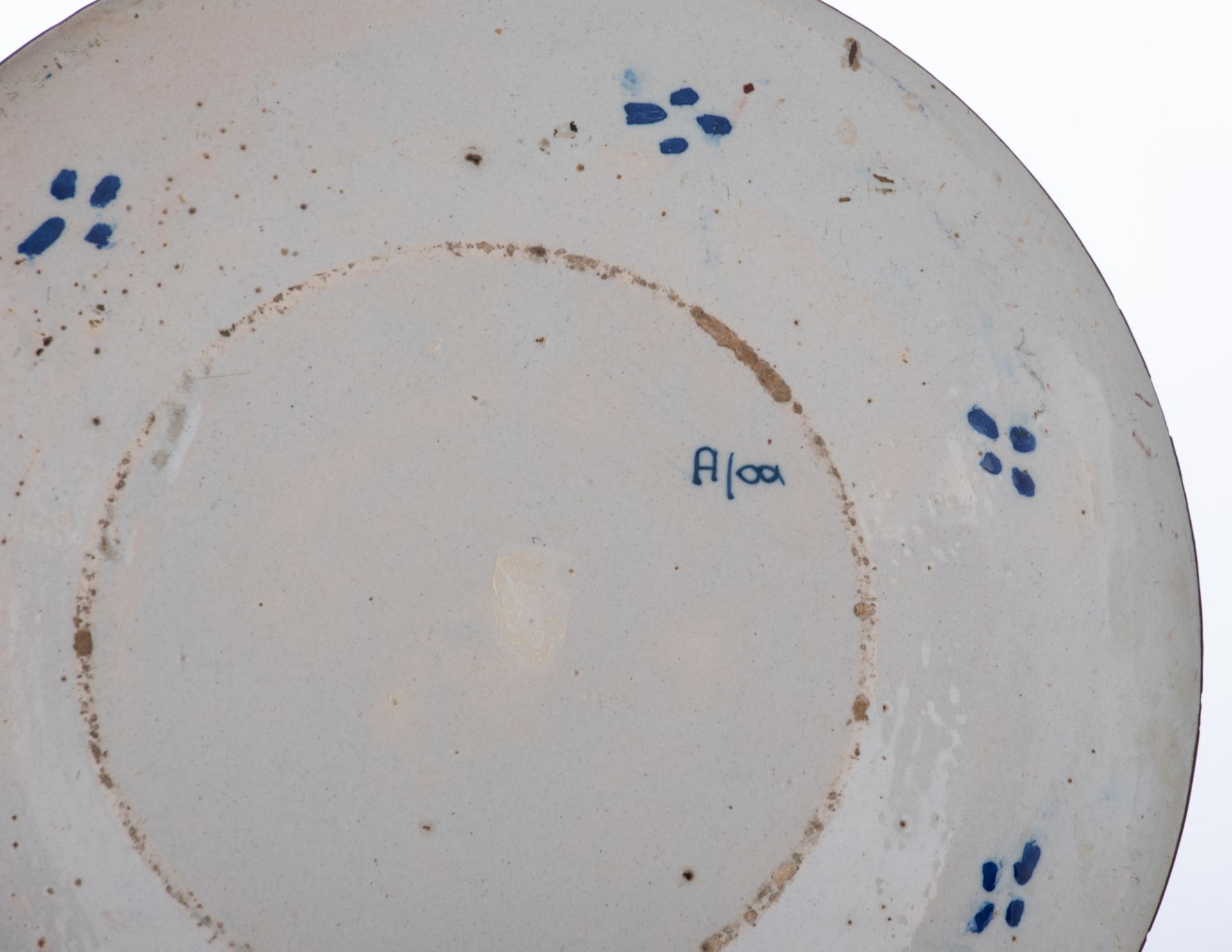 A fine polychrome decorated Dutch Delftware 'Oranje' plate, with inscription 'W.K.H.F.P.V.O.R.' (Wil - Bild 3 aus 9