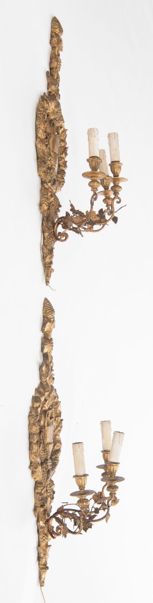 A pair of Baroque style carved and gilt wooden wall lights with floral decorated brass arms, richly - Bild 3 aus 5