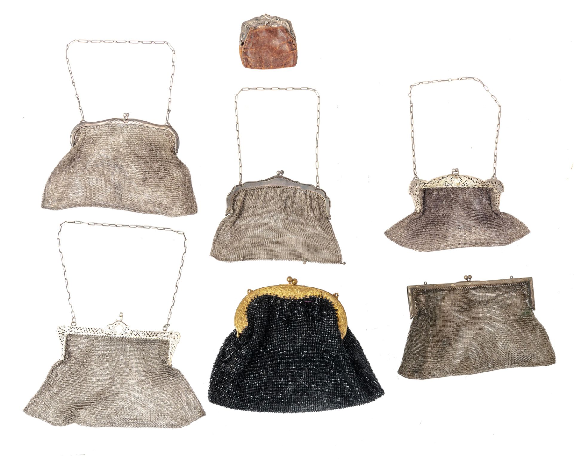 A collection of 13 silver mesh Belle epoque flapper purses and one ditto smaller purse, with various - Image 3 of 32