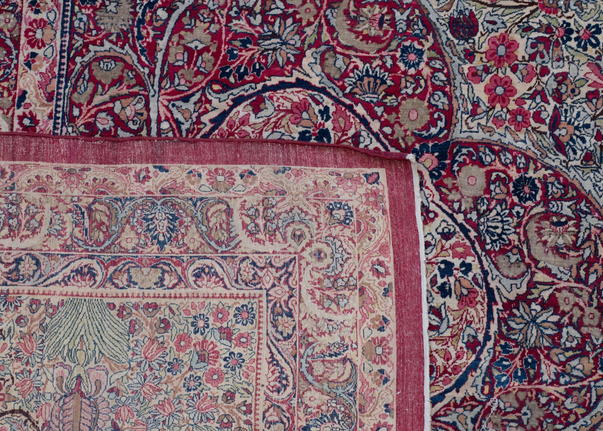 A fine Oriental rug, decorated with floral motifs, signed by the artist, silk, 663 x 494 cm - Bild 3 aus 8