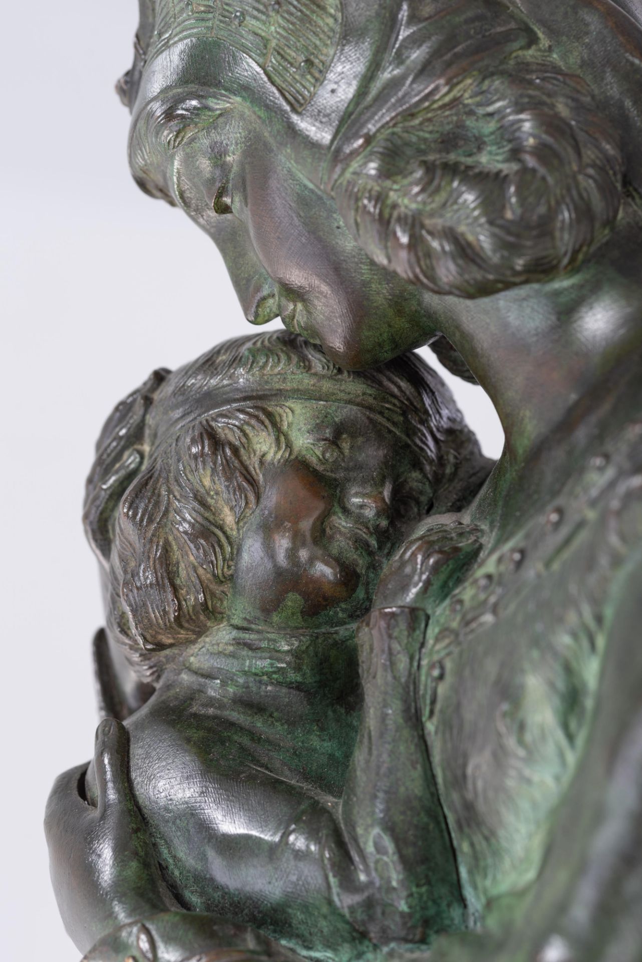 Constant M., motherly love, green patinated bronze on a walnut base, H 81,5 - 106 cm (without - with - Image 7 of 11