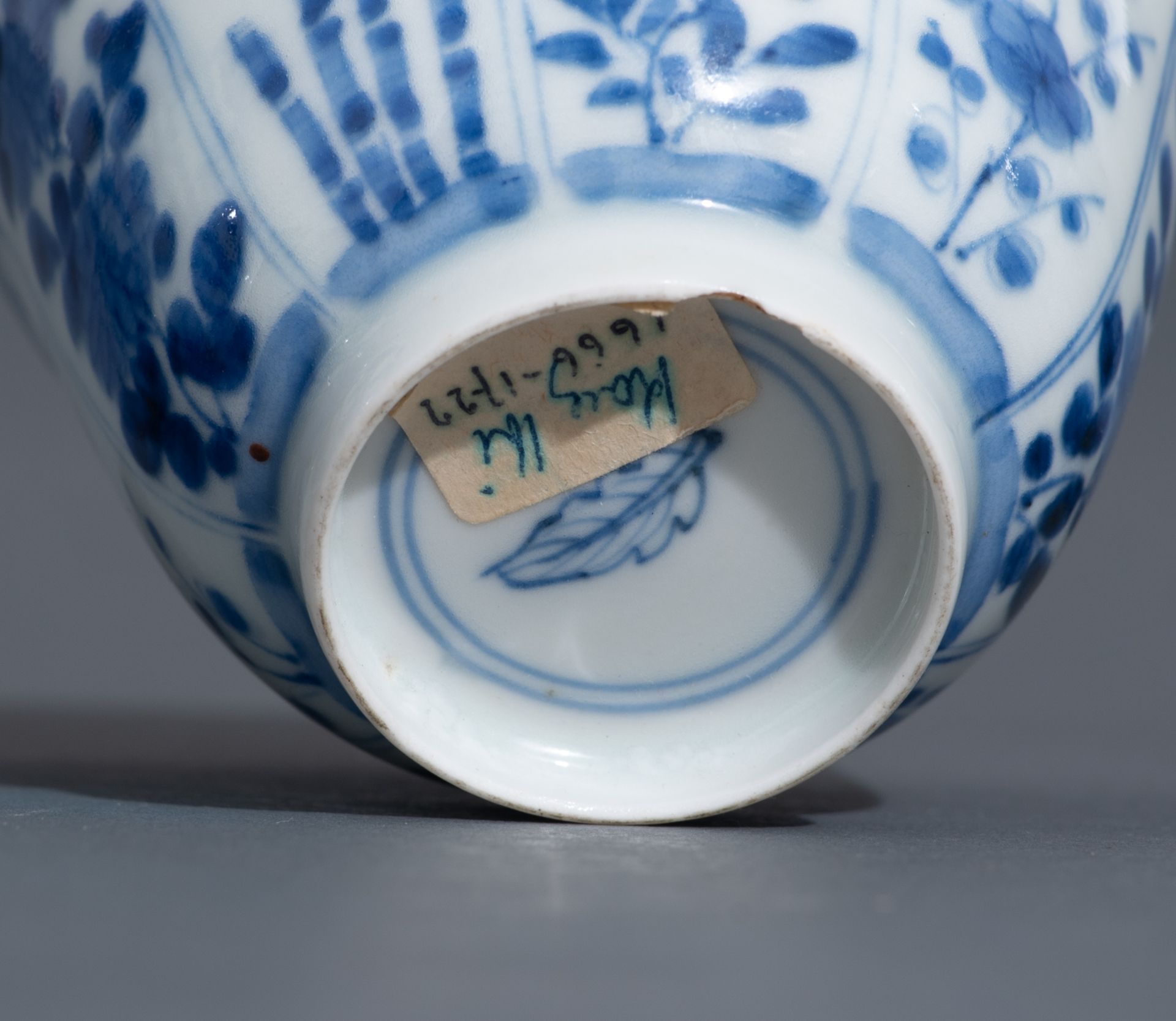 Various Chinese export porcelain items, two blue and white klapmuts bowls and an Imari teapot. Added - Bild 11 aus 42