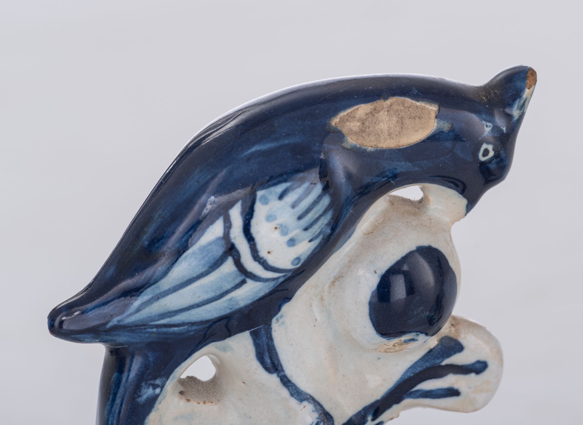 A blue and white relief decorated Delftware five-piece garniture, with on top bird-shaped knobs, the - Bild 17 aus 17