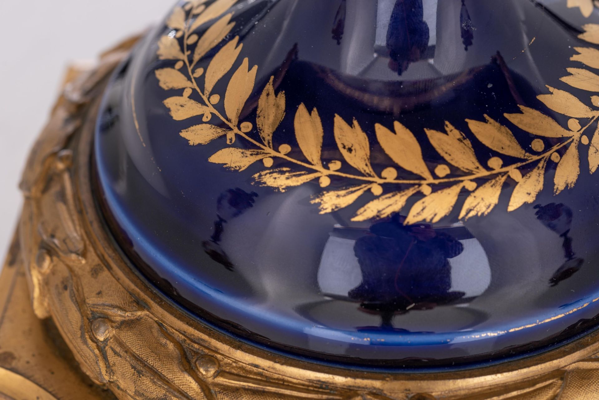A large bleu royale ground SŠvres coupe with fine gilt bronze mounts and sphinx-shaped handles, the - Bild 17 aus 17