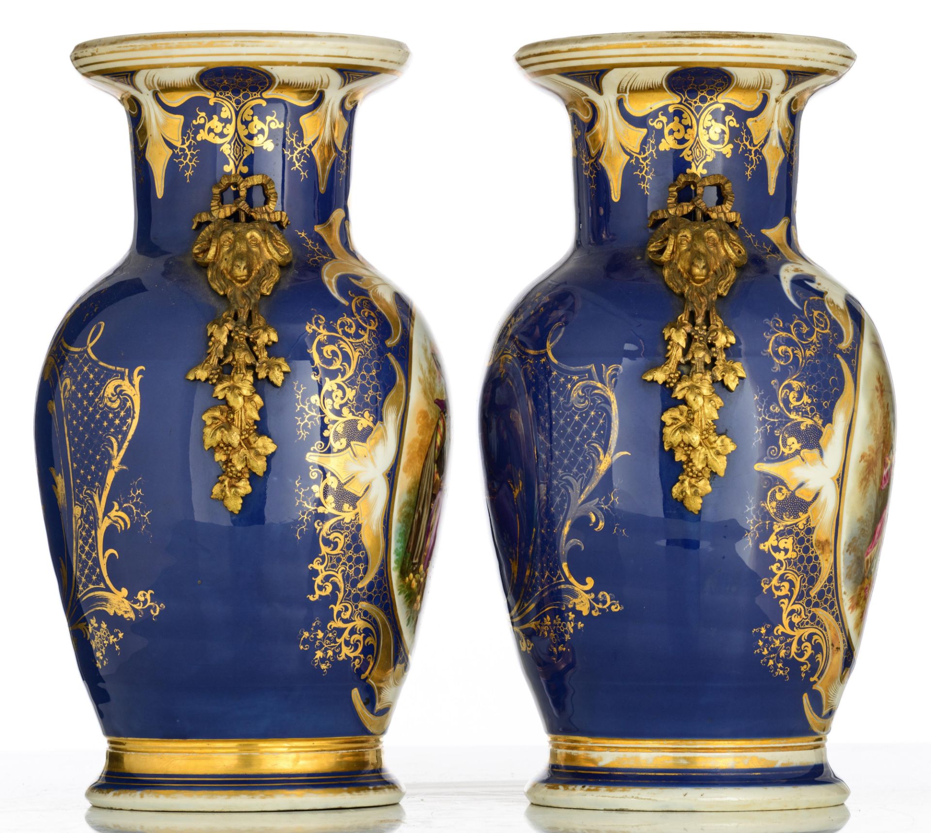 Two French blue ground porcelain vases with bronze mounts, the roundels decorated with gallant scene - Bild 4 aus 11