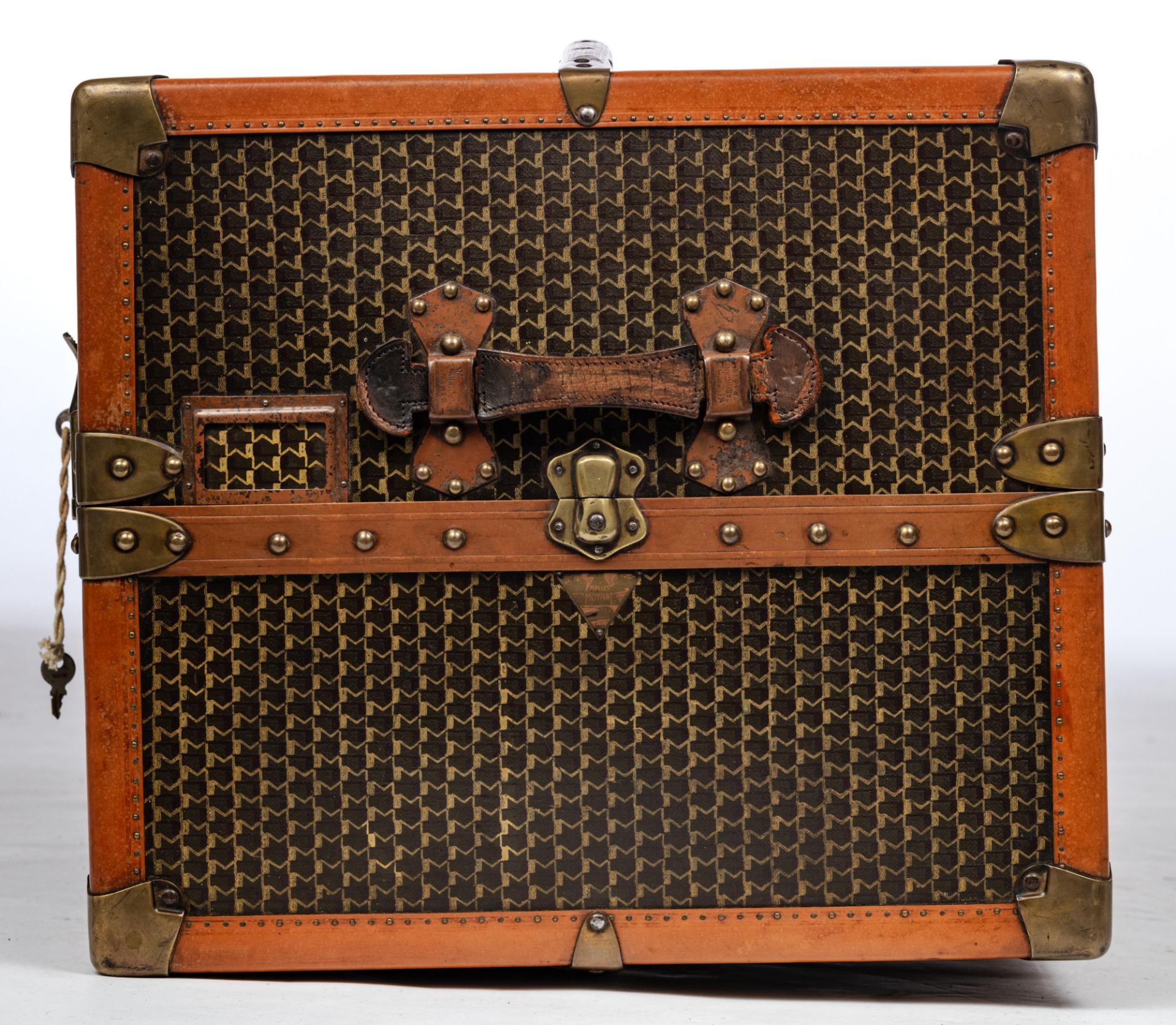 An exceptional 1920s Moynat leather travelling trunk with brass mounts, decorated with the hand-pain - Bild 6 aus 20