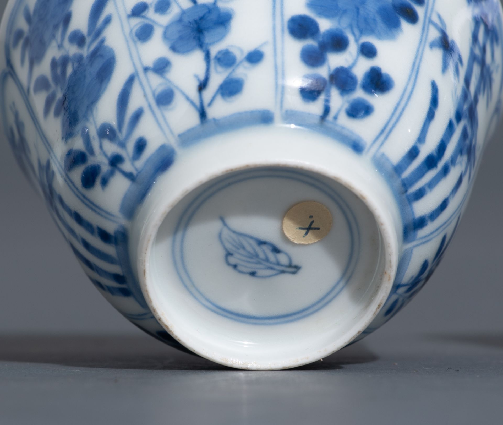 Various Chinese export porcelain items, two blue and white klapmuts bowls and an Imari teapot. Added - Bild 12 aus 42