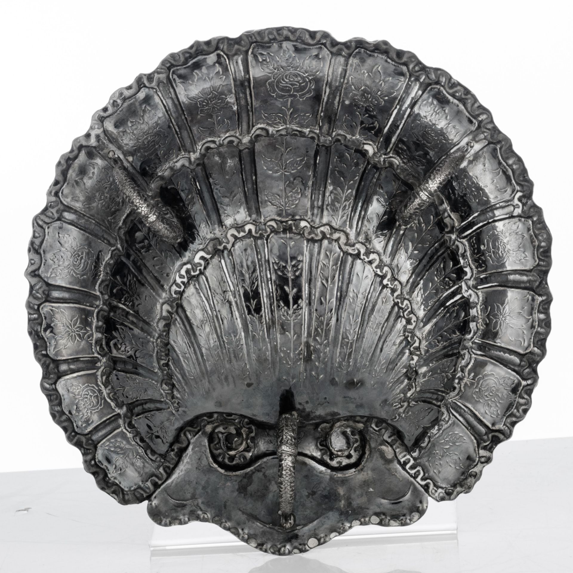 A silver shell-shaped compote on three dolphin-shaped feet, with floral decoration and a ribbon-shap - Image 3 of 5