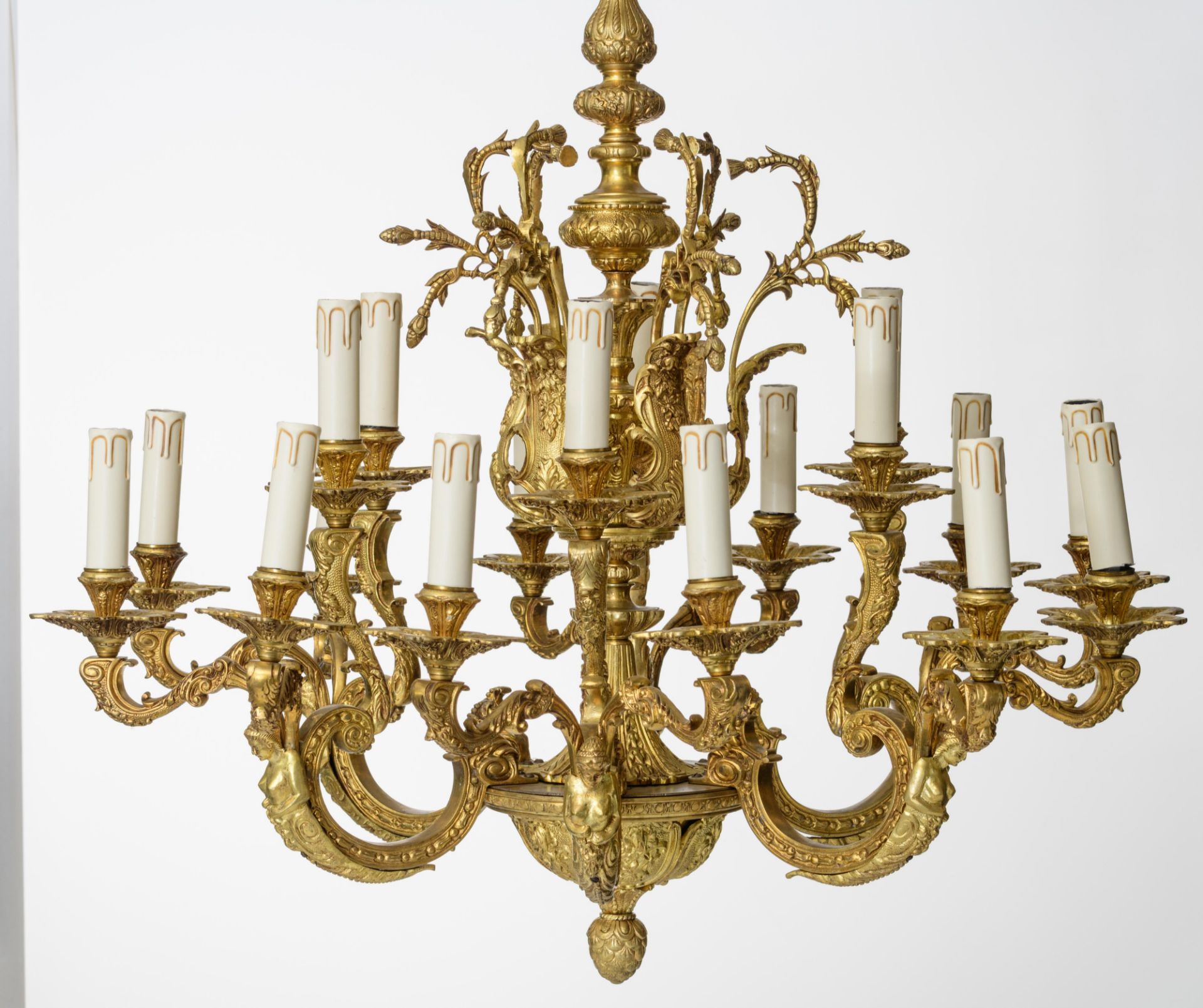 A set of an imposing gilt bronze Neoclassical chandelier and a pair of wall lights, decorated with c - Bild 4 aus 9