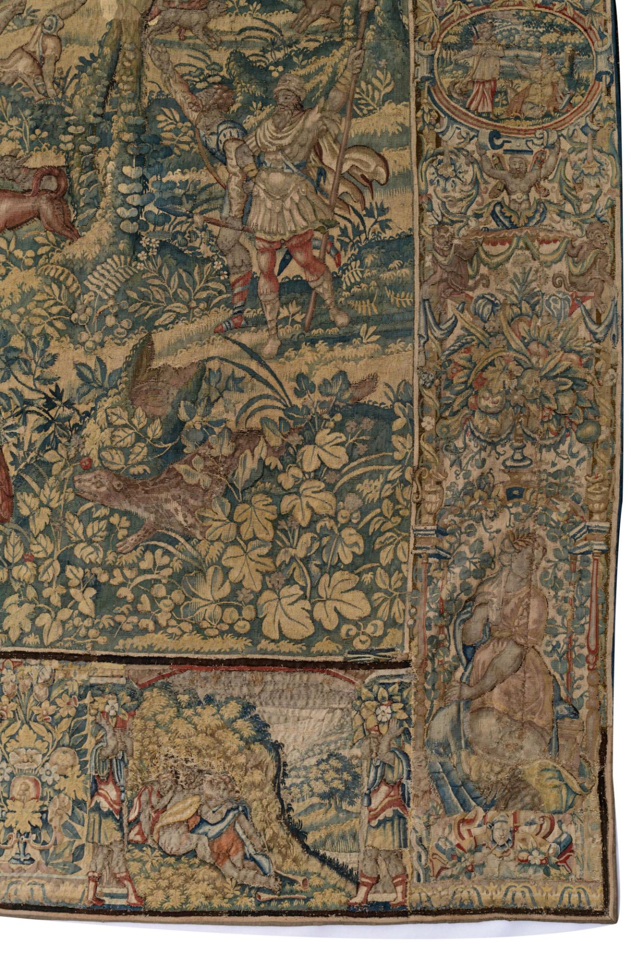 A Flemish wall tapestry, depicting wild boar hunting scenes, the border richly decorated with variou - Bild 12 aus 26