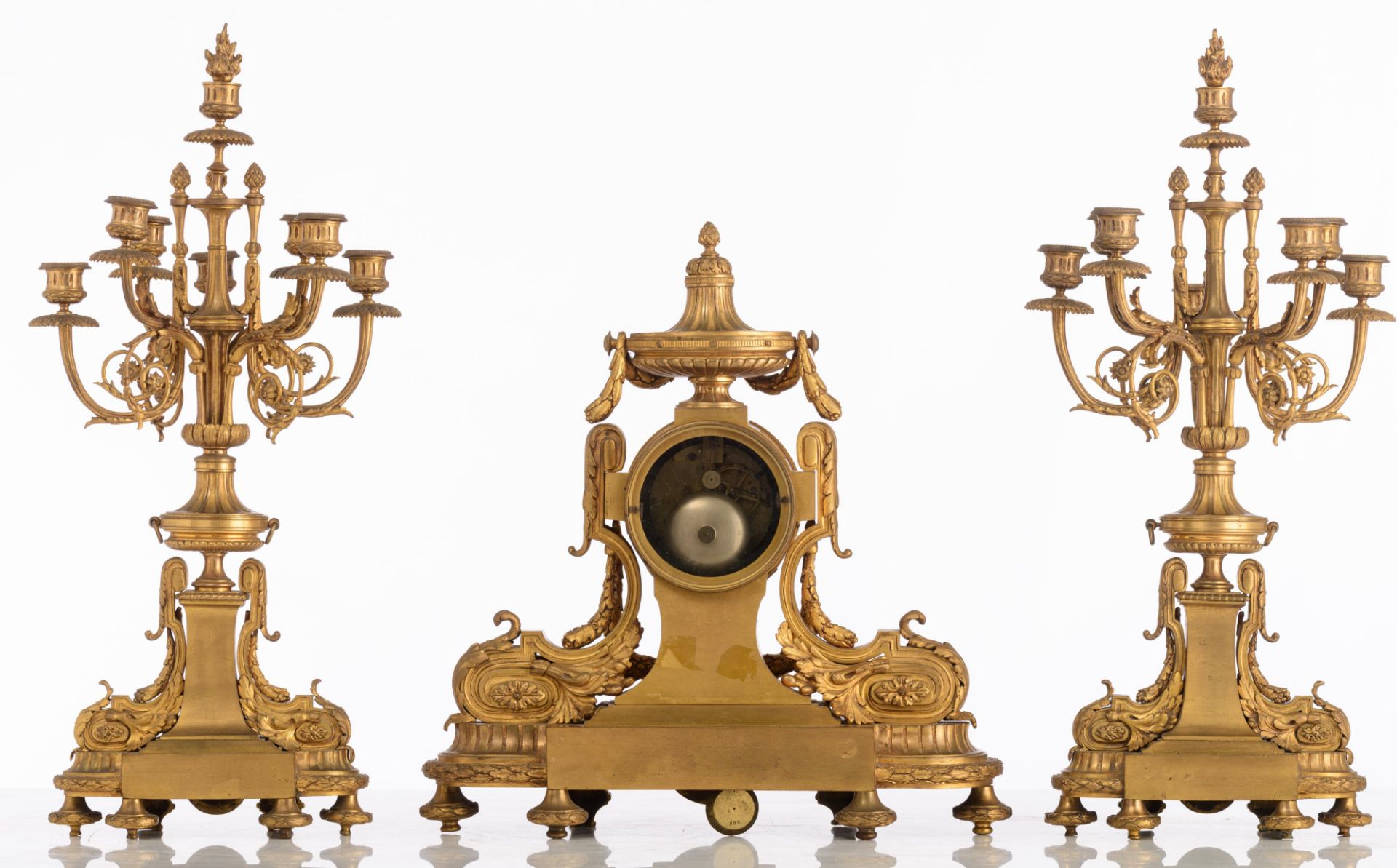 A Belle-poque gilt-bronze three-piece Neoclassical garniture, marked Arrard & Vignon - Rue Commines - Bild 2 aus 9