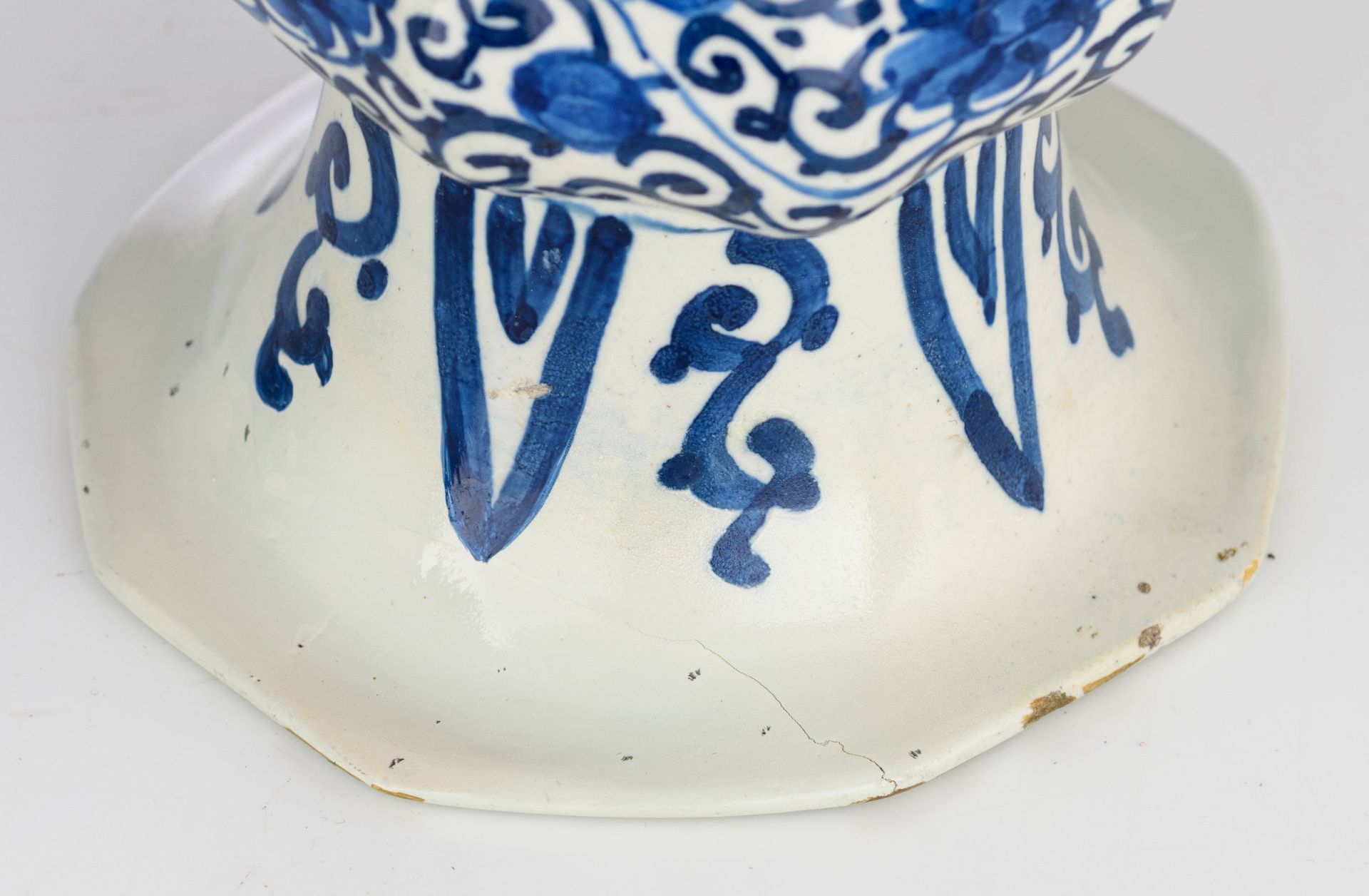 A pair of blue and white floral decorated Dutch Delftware garlic bottle vases, 18thC, H 37 cm. Added - Bild 14 aus 17