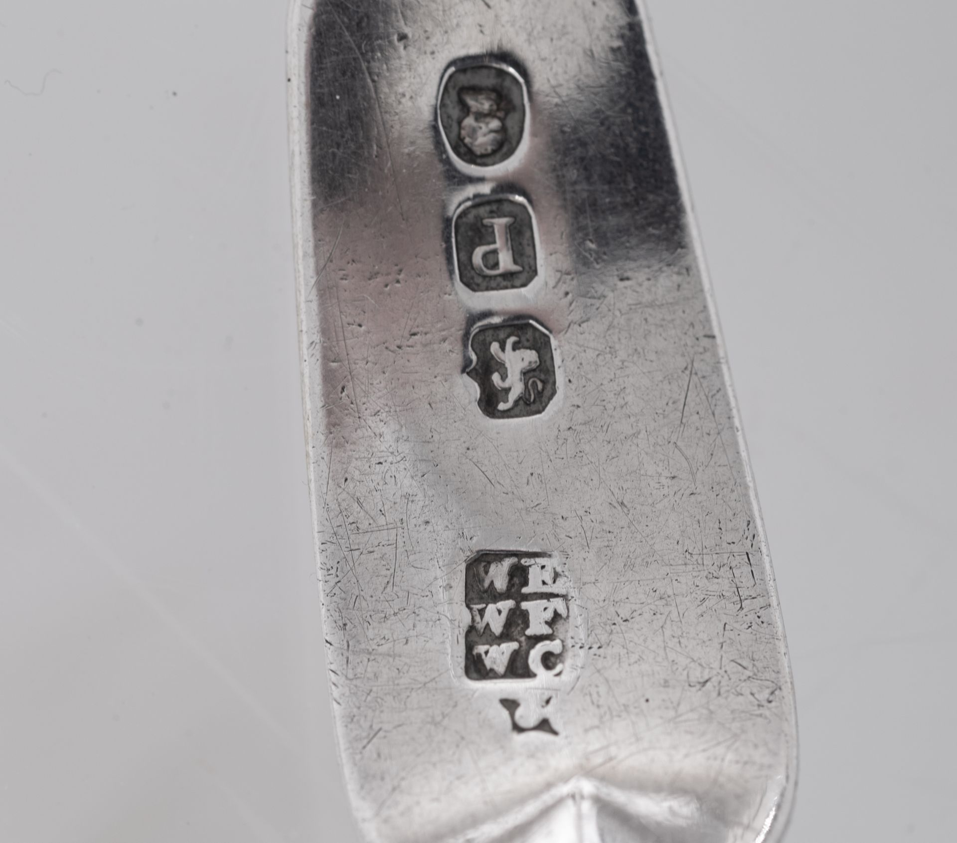 A various collection of English sterling silver spoons, containing: two pair of London hallmarked sa - Image 10 of 14