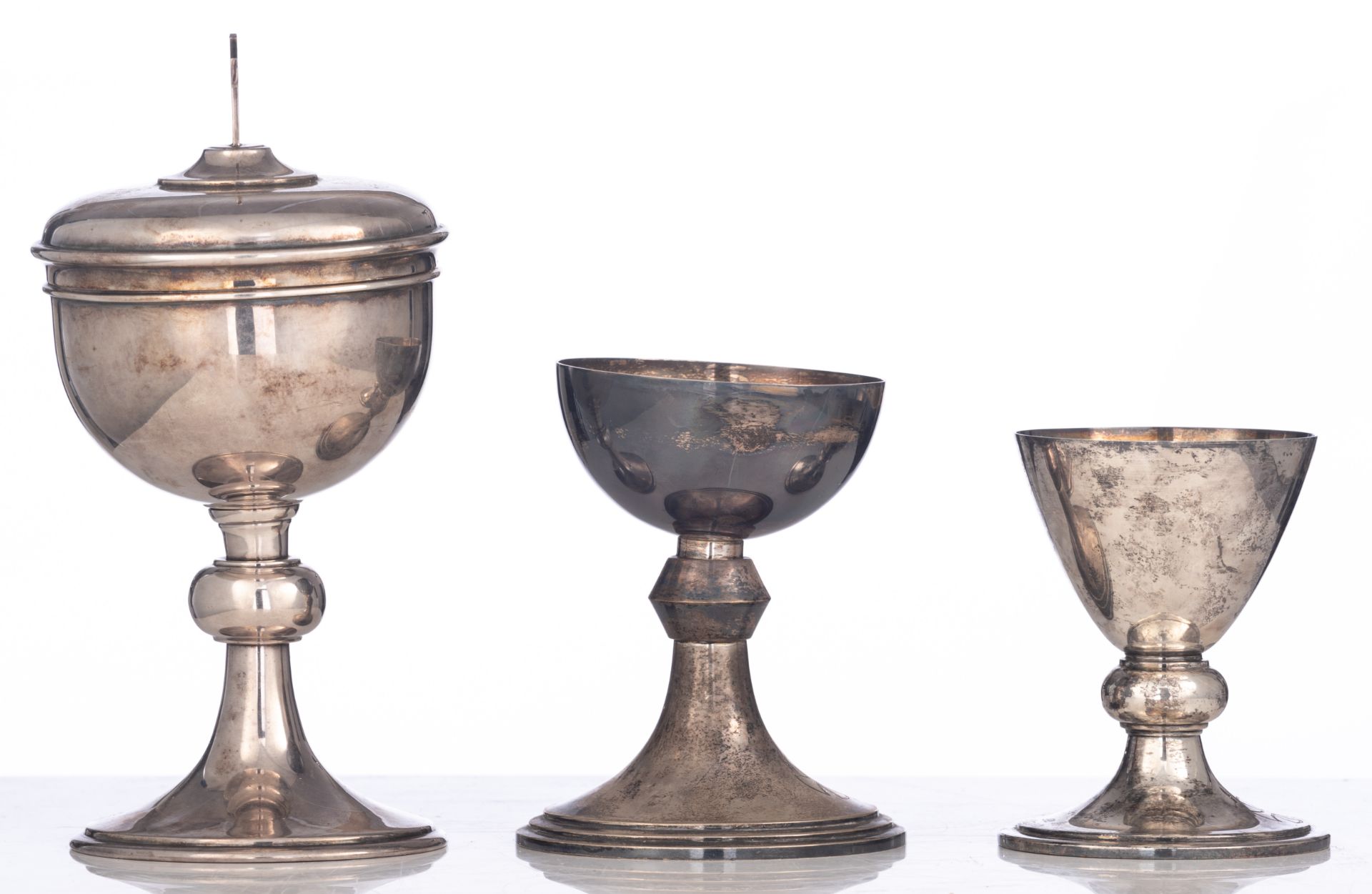 Two 20thC simple and minimalistic silver chalices: one ditto silver ciborium, 835/000, weight c. 555 - Image 17 of 26