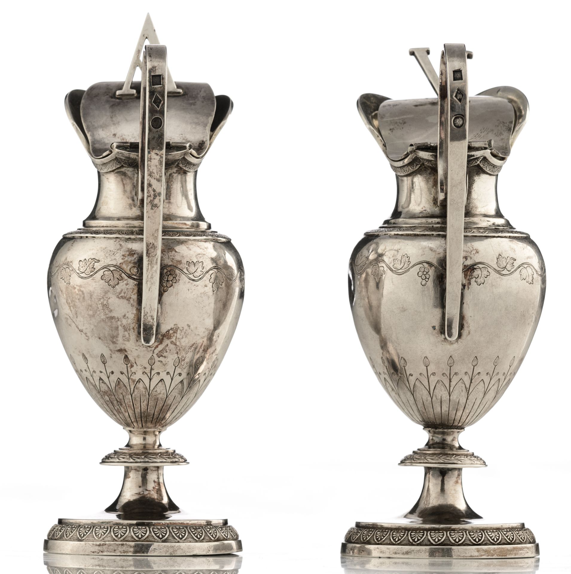 A fine Neoclassical silver ampoule set for water and wine, 'Aqua and Vino', decorated with palmettes - Bild 4 aus 13
