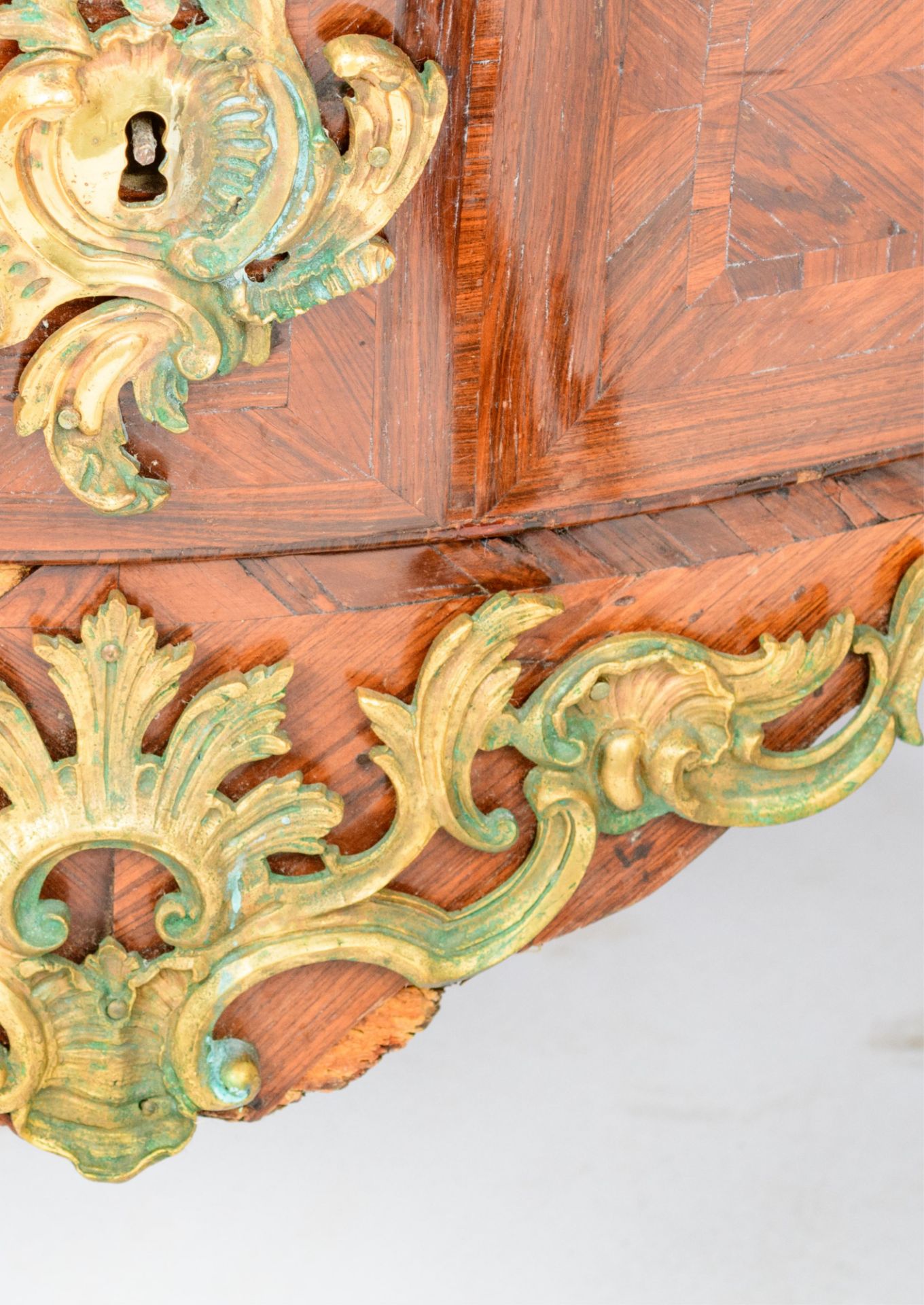 An exceptional and very fine kingwood veneered French early Louis XV 'commode galb‚', with ormolu br - Image 15 of 17