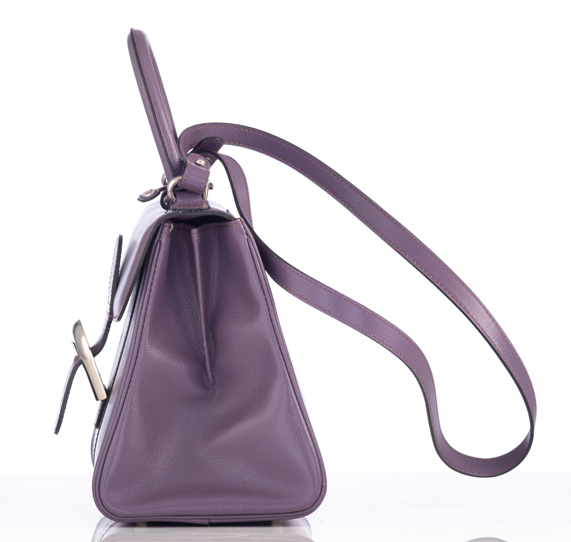 A purple leather Delvaux Brillant PM handbag, H 19 - W 24 - D 14 cm - Image 4 of 11