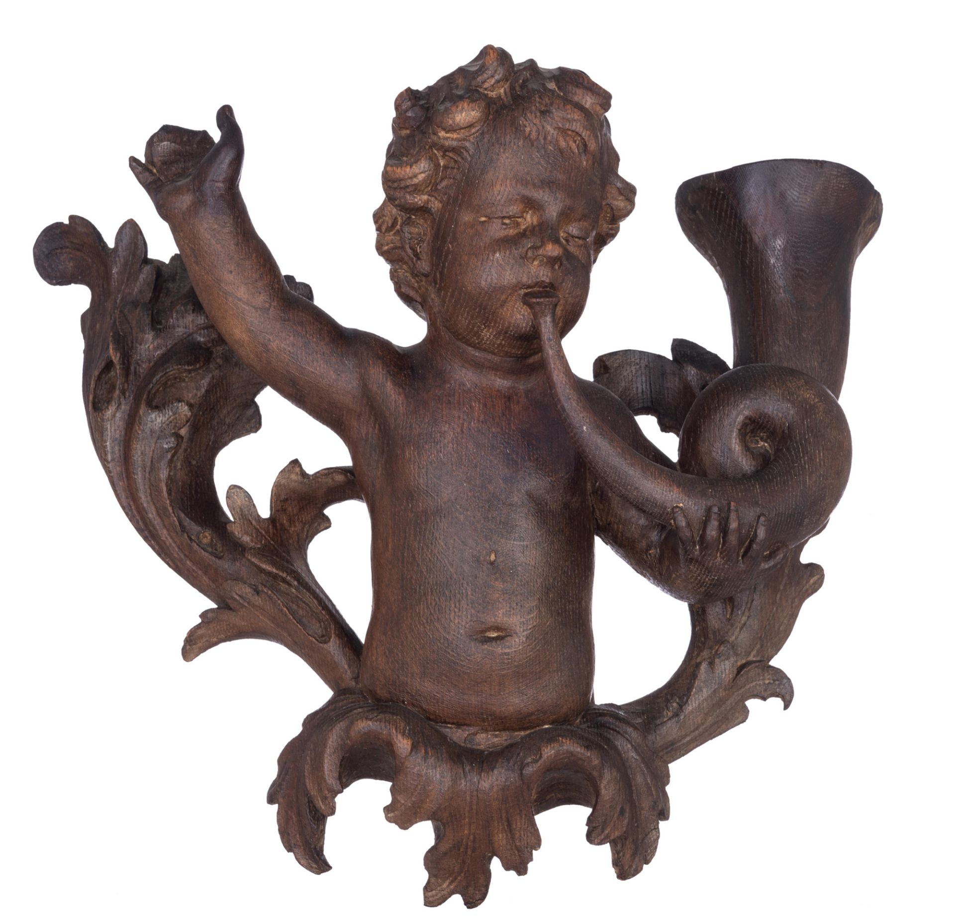 An oak angel blowing the horn of plenty, surrounded by acanthus leaves, 18thC, H 39 - W 44 cm