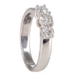 An 18ct white gold engagement ring set with three brilliant-cut diamonds, total weight 7,5 g