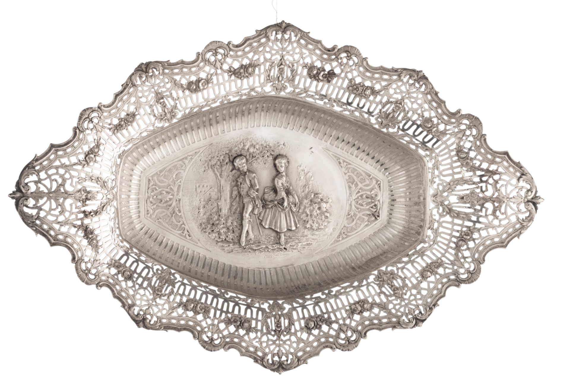 A collection of three silver chargers with ornate repousse pierced work, the well depicting playing - Bild 2 aus 12