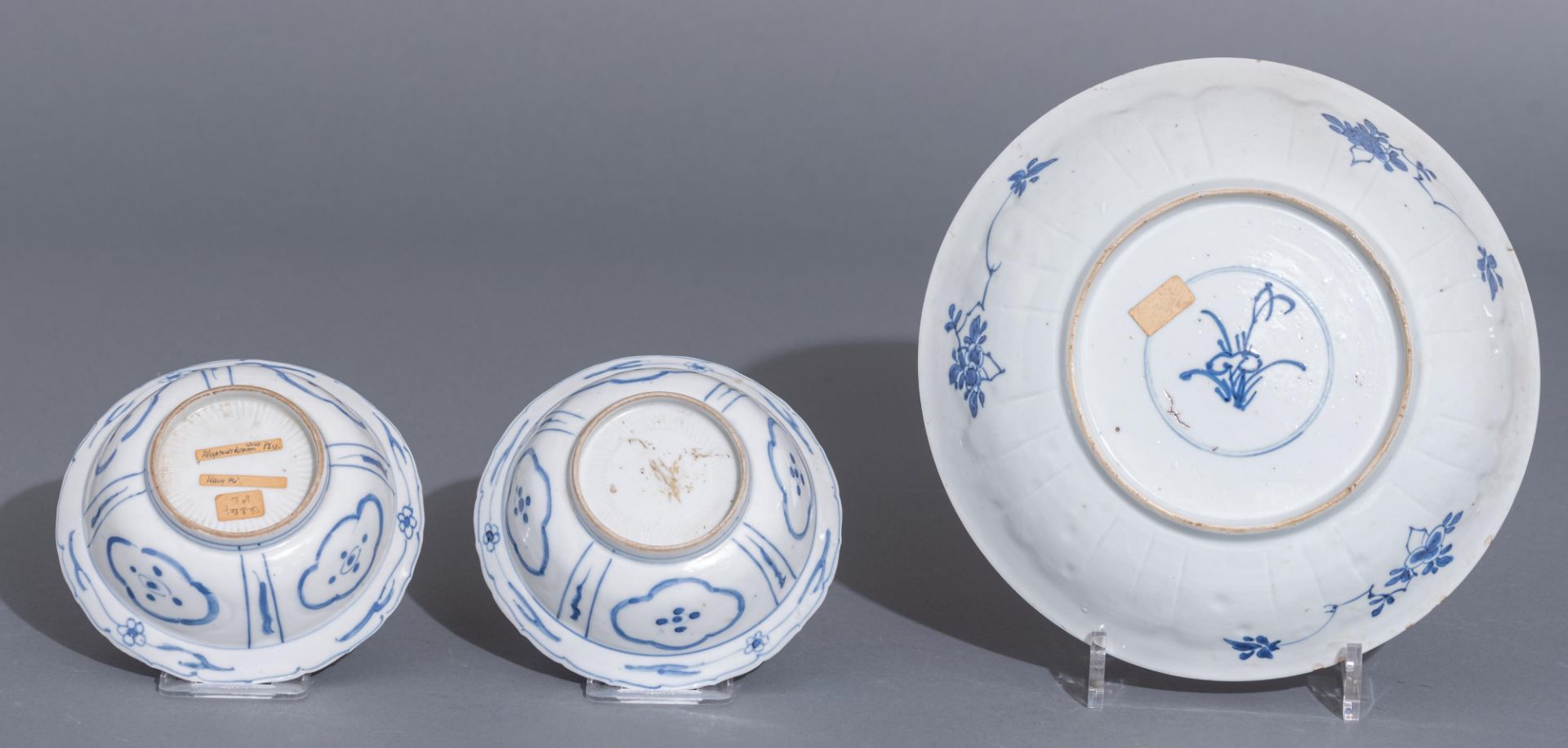 Various Chinese export porcelain items, two blue and white klapmuts bowls and an Imari teapot. Added - Bild 26 aus 42