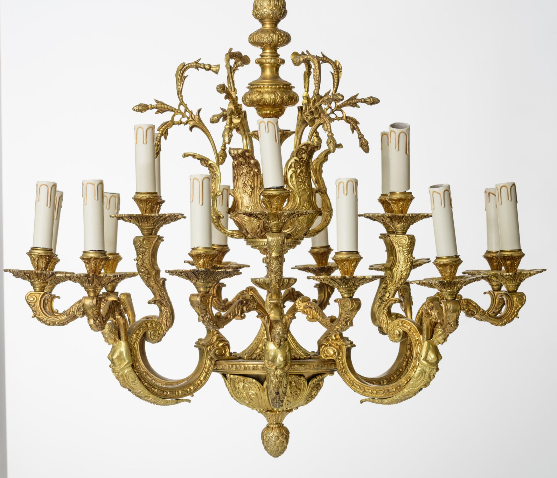 A set of an imposing gilt bronze Neoclassical chandelier and a pair of wall lights, decorated with c - Bild 2 aus 9