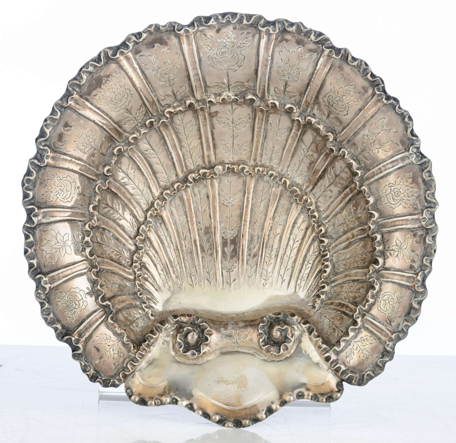 A silver shell-shaped compote on three dolphin-shaped feet, with floral decoration and a ribbon-shap - Image 2 of 5