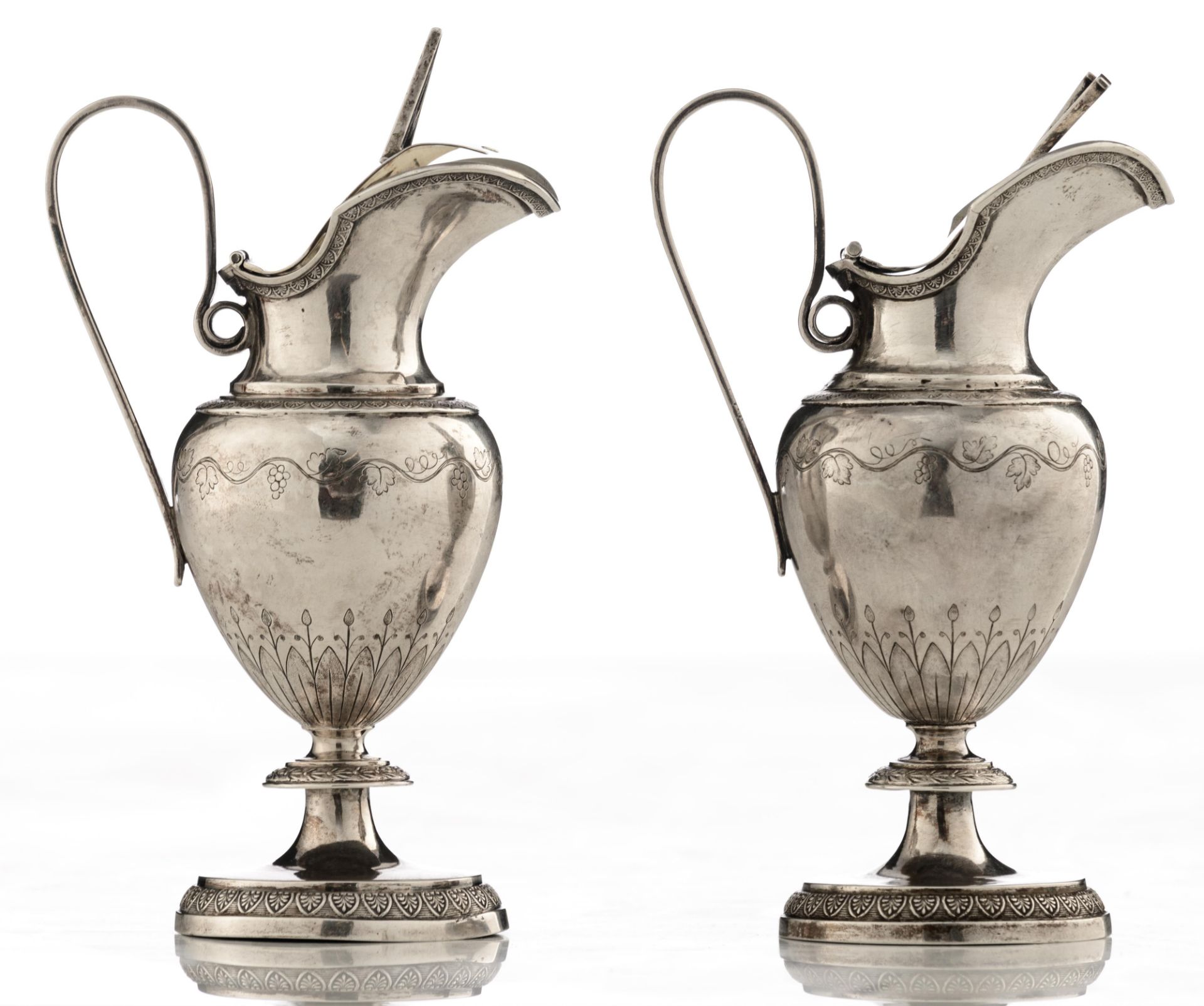 A fine Neoclassical silver ampoule set for water and wine, 'Aqua and Vino', decorated with palmettes - Bild 5 aus 13