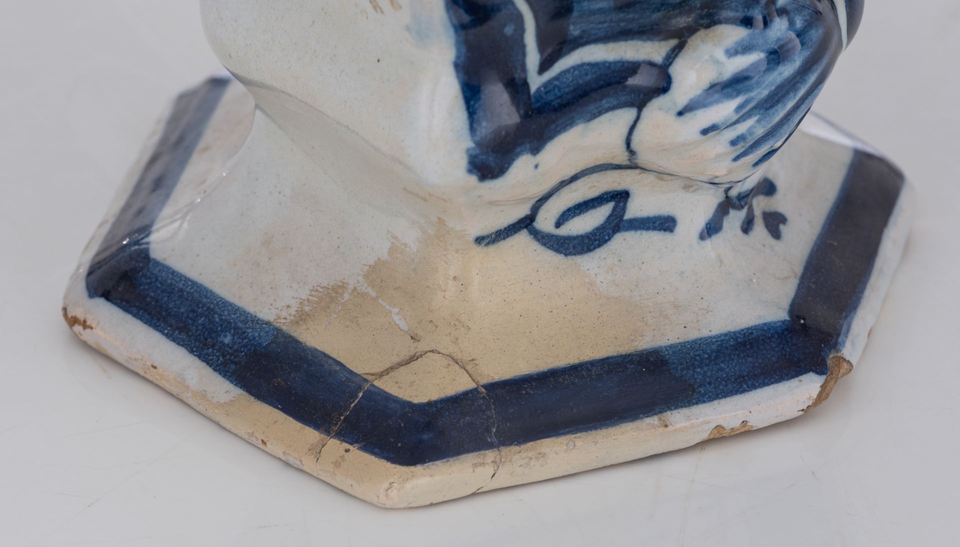A blue and white relief decorated Delftware five-piece garniture, with on top bird-shaped knobs, the - Bild 11 aus 17