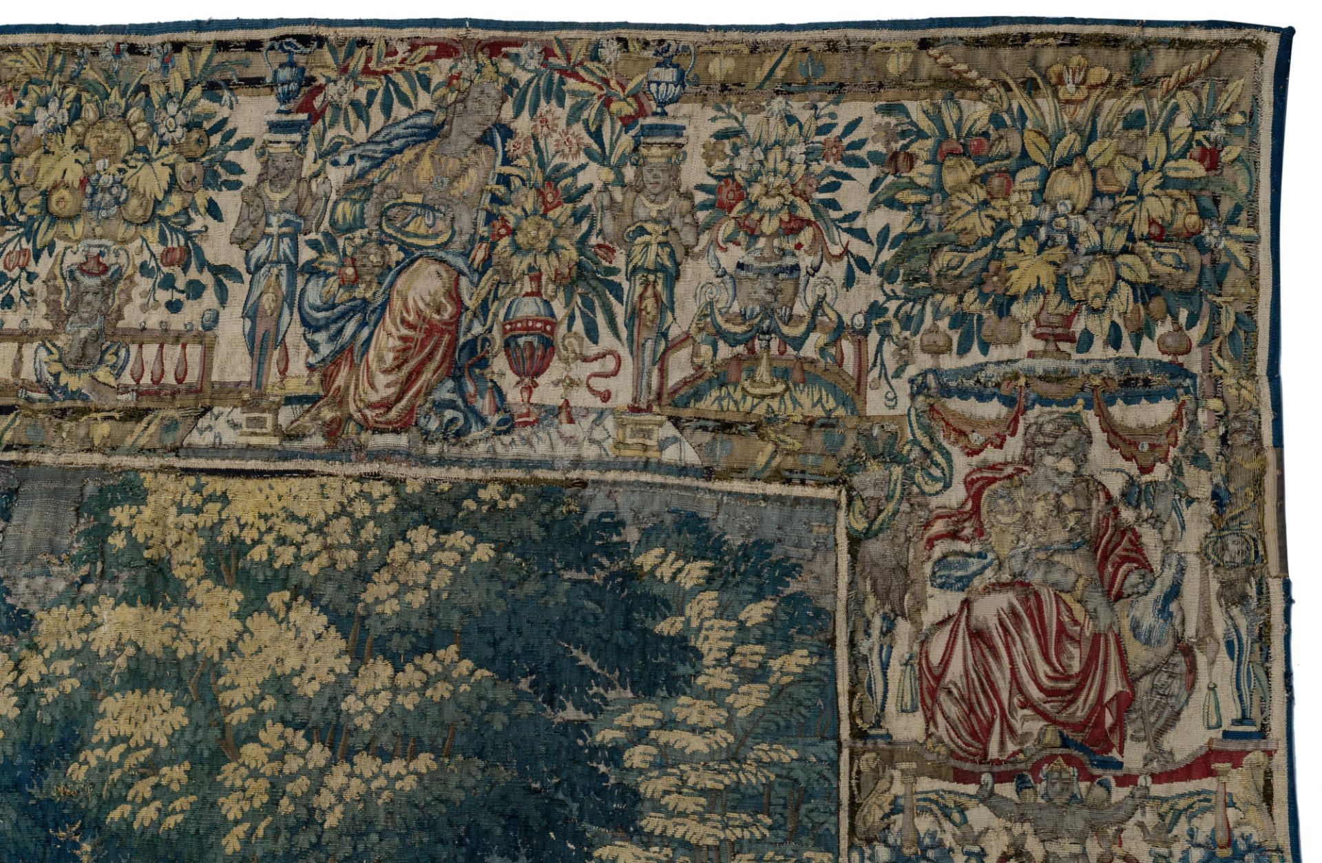A Flemish wall tapestry, depicting wild boar hunting scenes, the border richly decorated with variou - Bild 23 aus 26