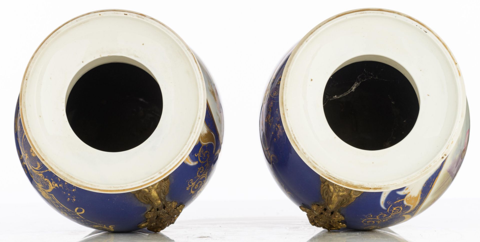 Two French blue ground porcelain vases with bronze mounts, the roundels decorated with gallant scene - Bild 5 aus 11