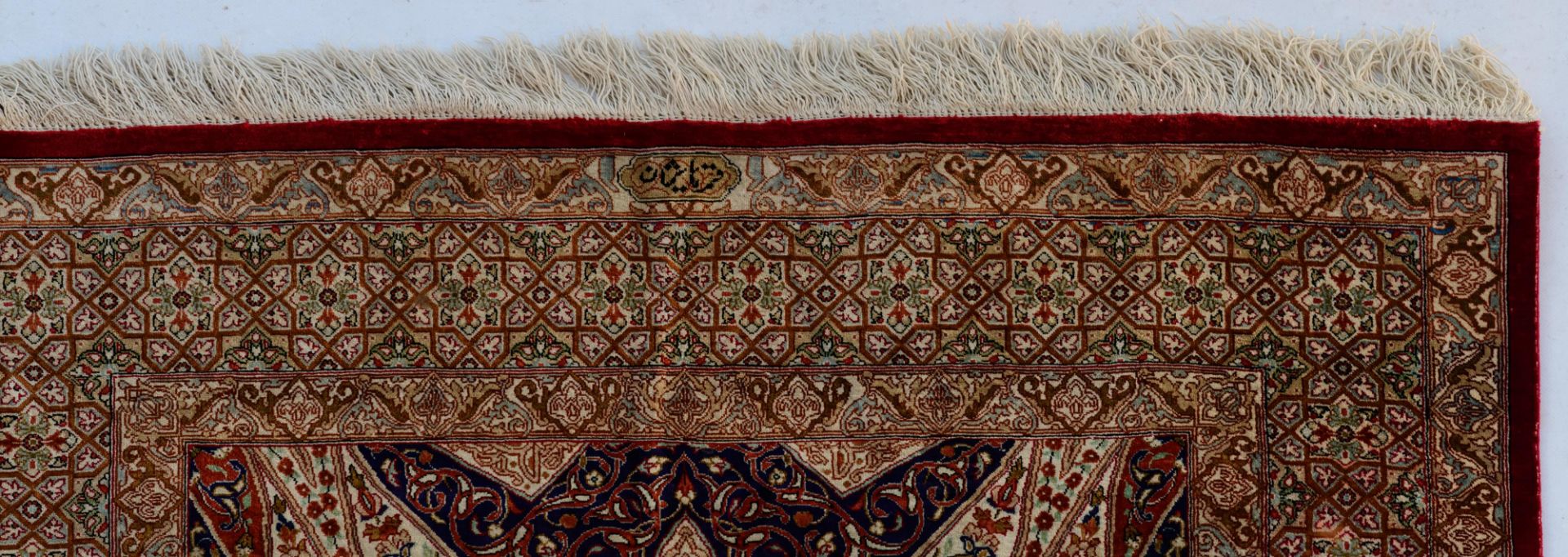 An Oriental rug, decorated with geometrical motifs, signed by the artist, 101,5 x 150,5 cm - Bild 5 aus 7