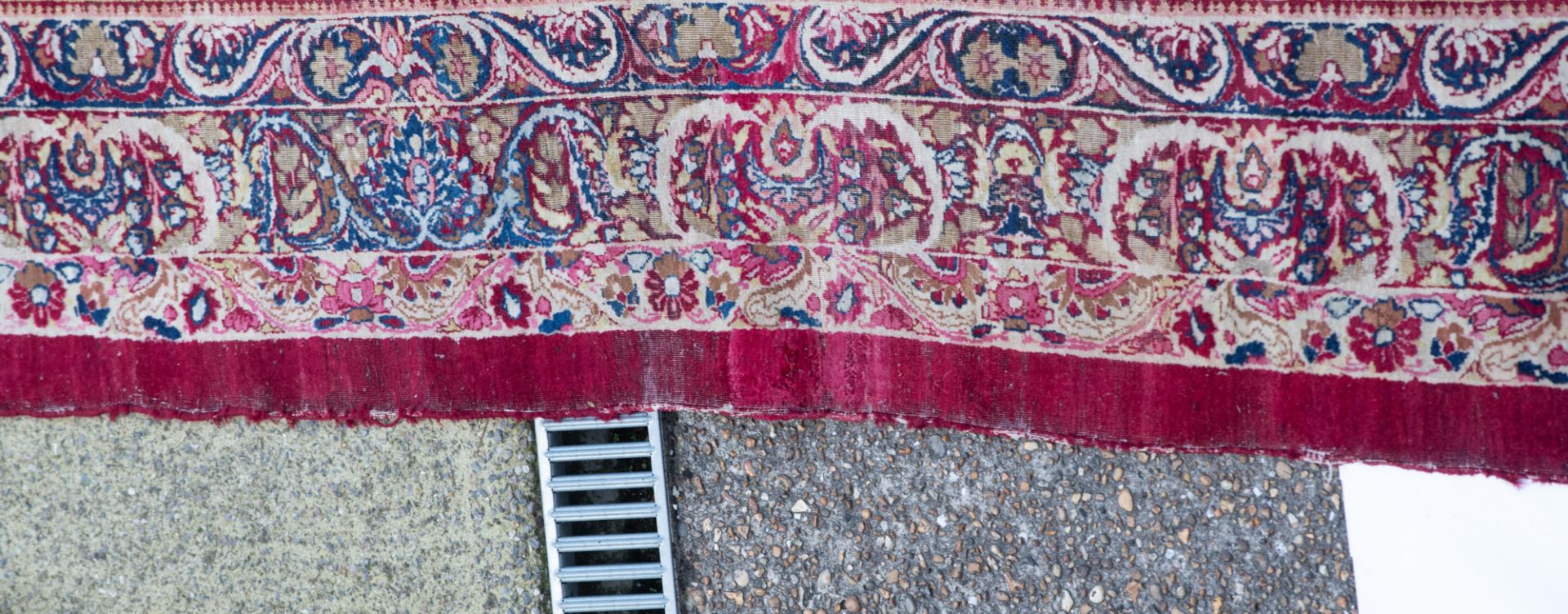 A fine Oriental rug, decorated with floral motifs, signed by the artist, silk, 663 x 494 cm - Bild 7 aus 8